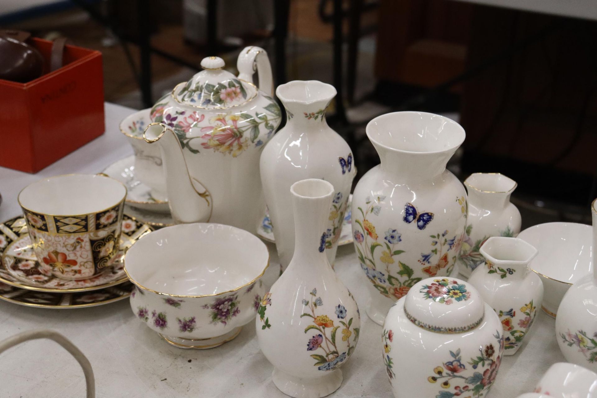 A LARGE QUANTITY OF TEAWARE TO INCLUDE A PARAGON 'COUNTRY LANE', COFFEE POT, 'RENDEZVOUS' CUPS, A - Image 10 of 11