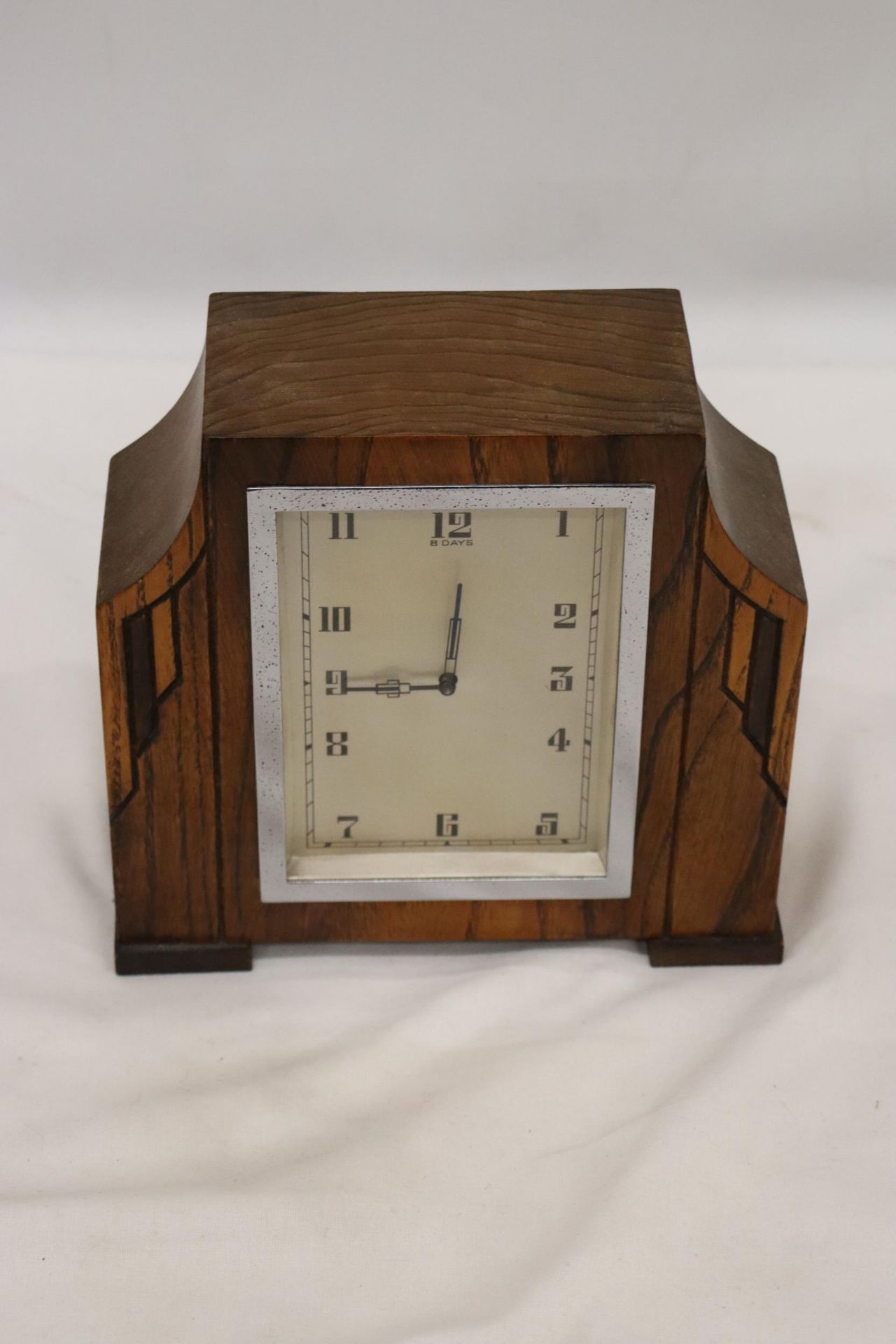 A DECO STYLE OAK 8 DAY MANTLE CLOCK WITH WIND UP MECHANISM SEEN WORKING BUT NO WARRANTY - Image 6 of 6