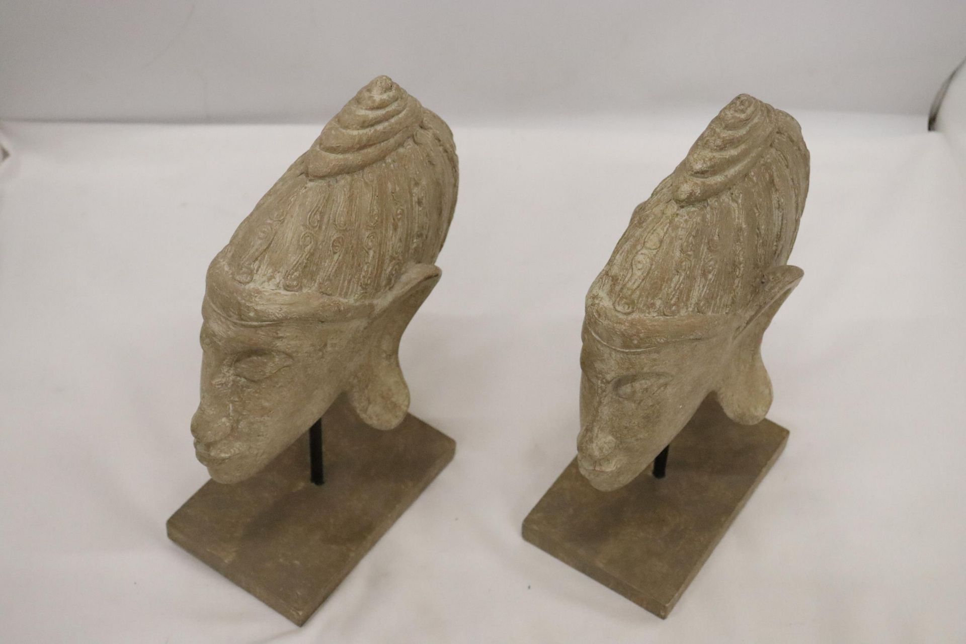 TWO BUDDAH HEADS ON STANDS, HEIGHT 27CM - Image 5 of 6