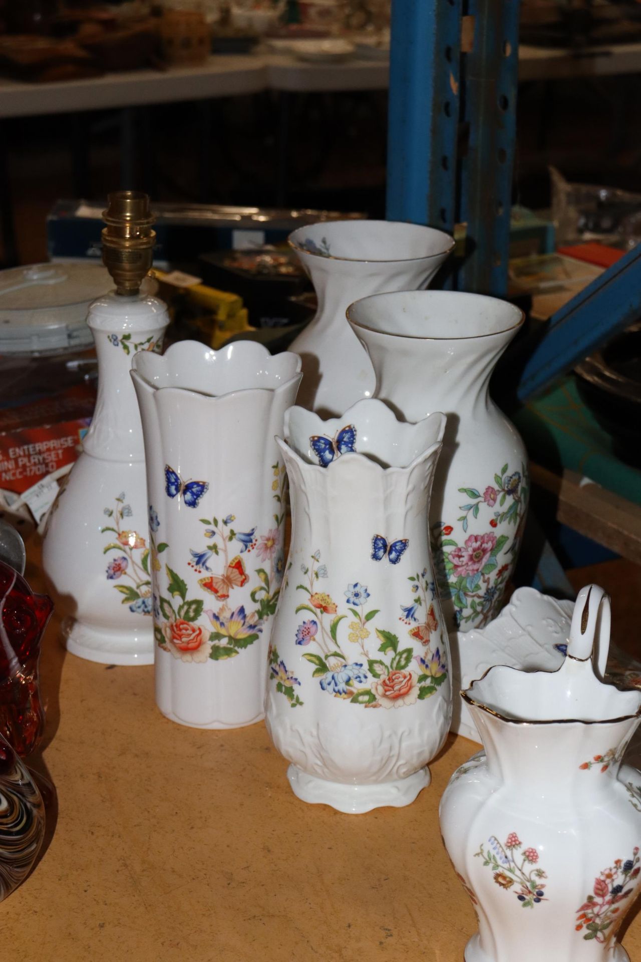 A COLLECTION OF AYNSLEY TO INCLUDE, 'SOMERSET', 'COTTAGE GARDEN' AND 'PEMBROKE', A LAMP BASE, VASES, - Bild 2 aus 7