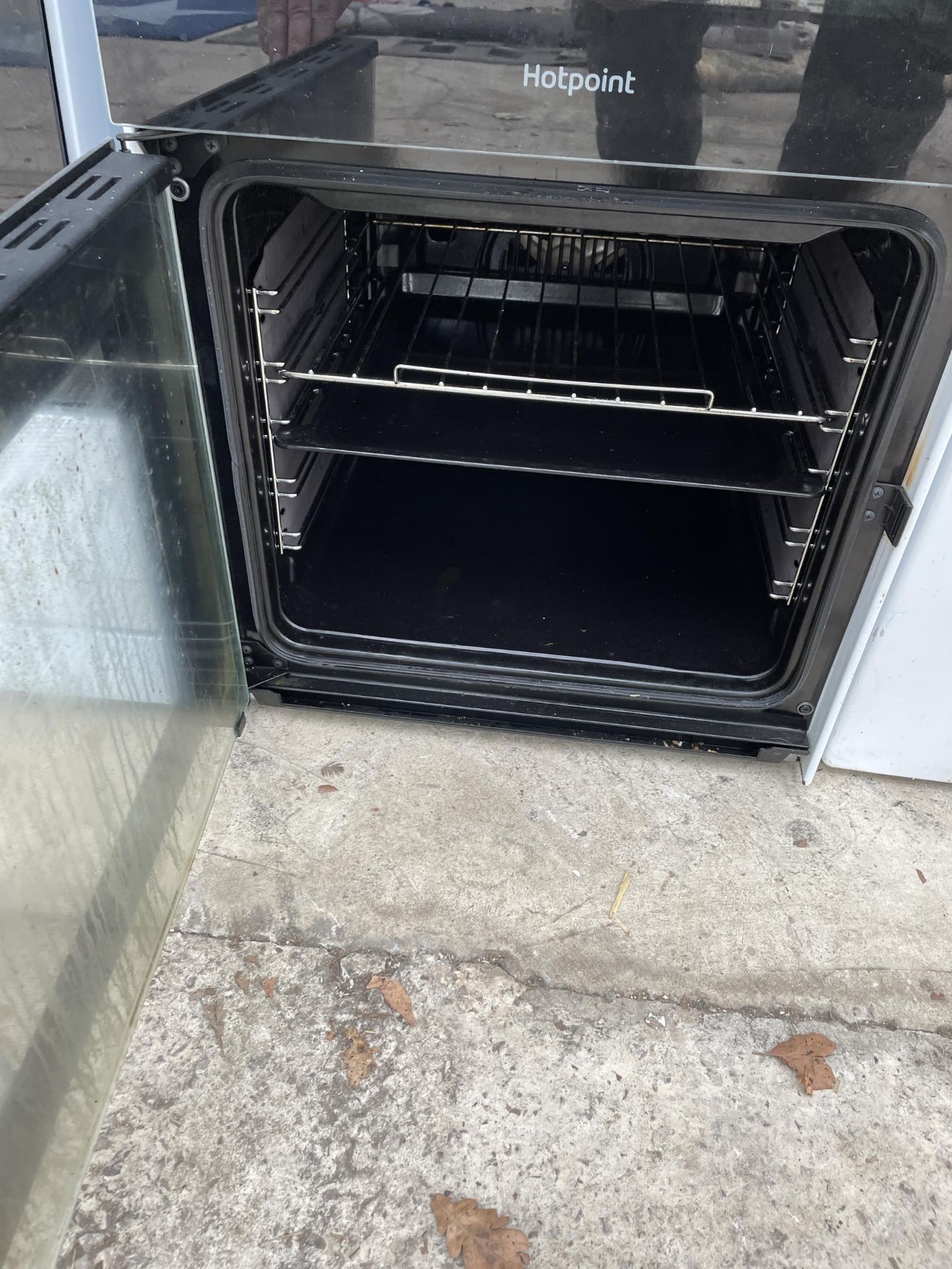 A WHITE AND BLACK HOTPOINT ELECTRIC OVEN AND HOB BELIEVED IN WORKING ORDER BUT NO WARRANTY - Image 2 of 4