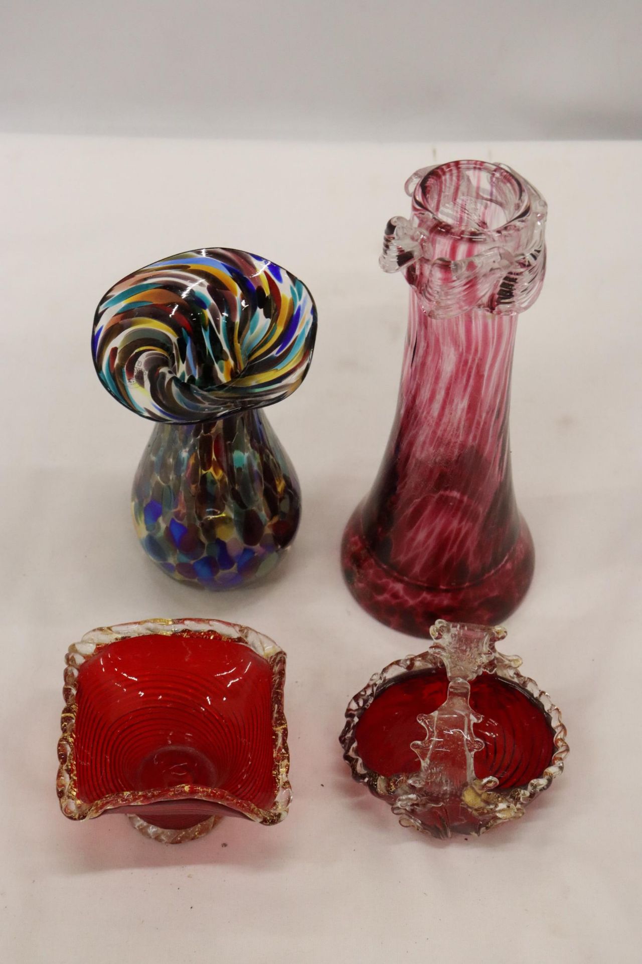TWO PIECES OF VINTAGE CRANBERRY GLASS BOWLS PLUS TWO ART GLASS VASES - Bild 7 aus 7