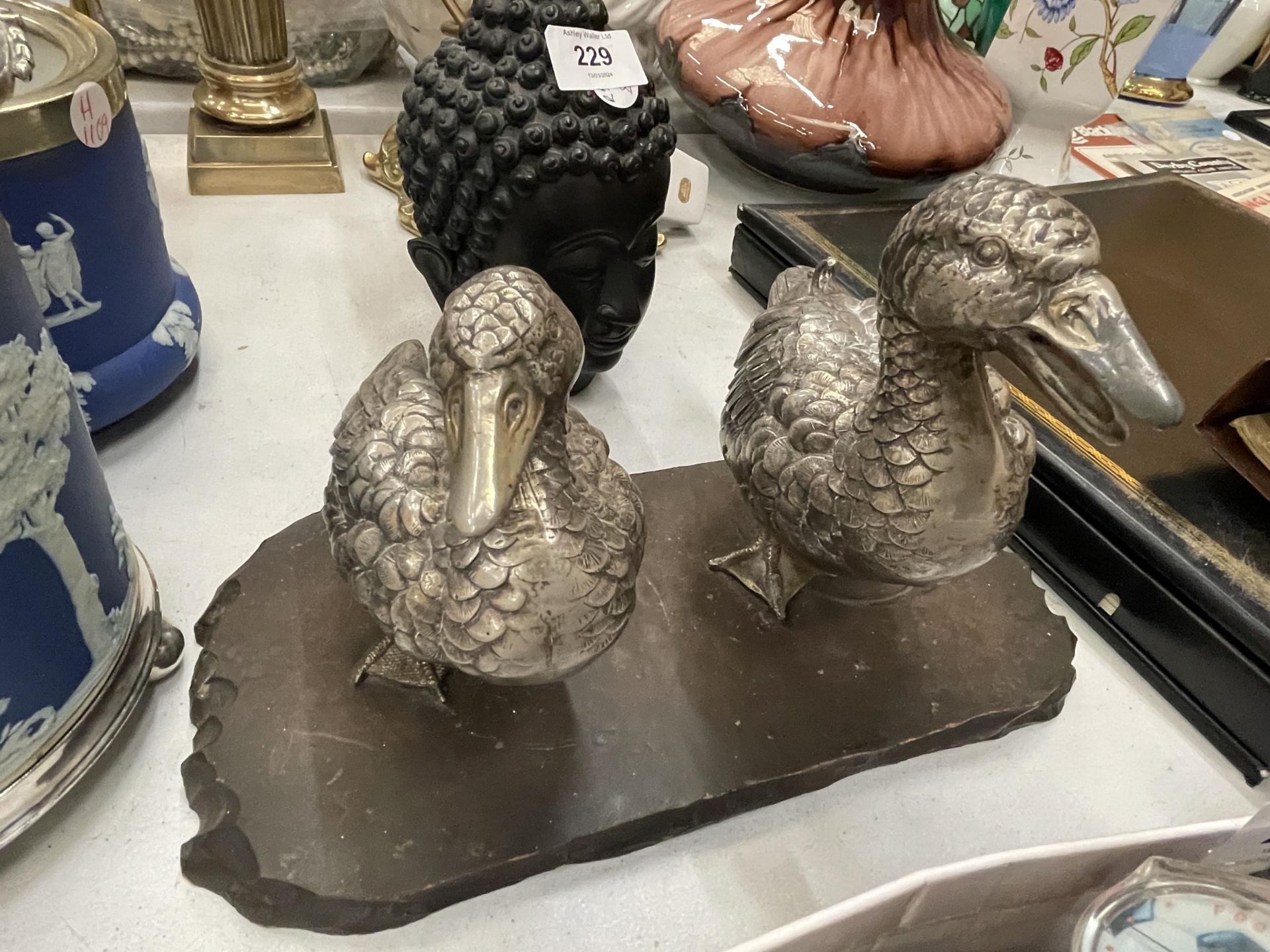 A VINTAGE PAIR OF WHITE METAL DUCKS ON A WOODEN PLINTH - Image 2 of 3