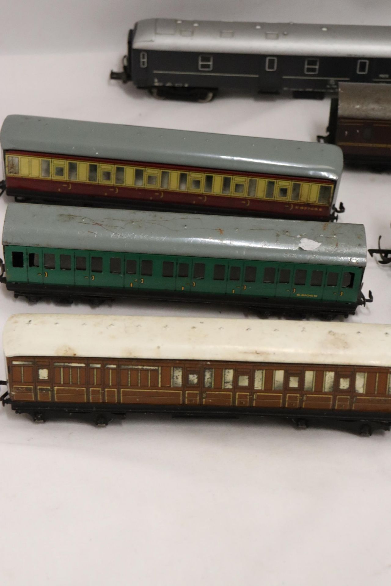 SEVEN EARLY CARRIAGES TO INCLUDE FOUR METAL EXAMPLES - Image 4 of 6
