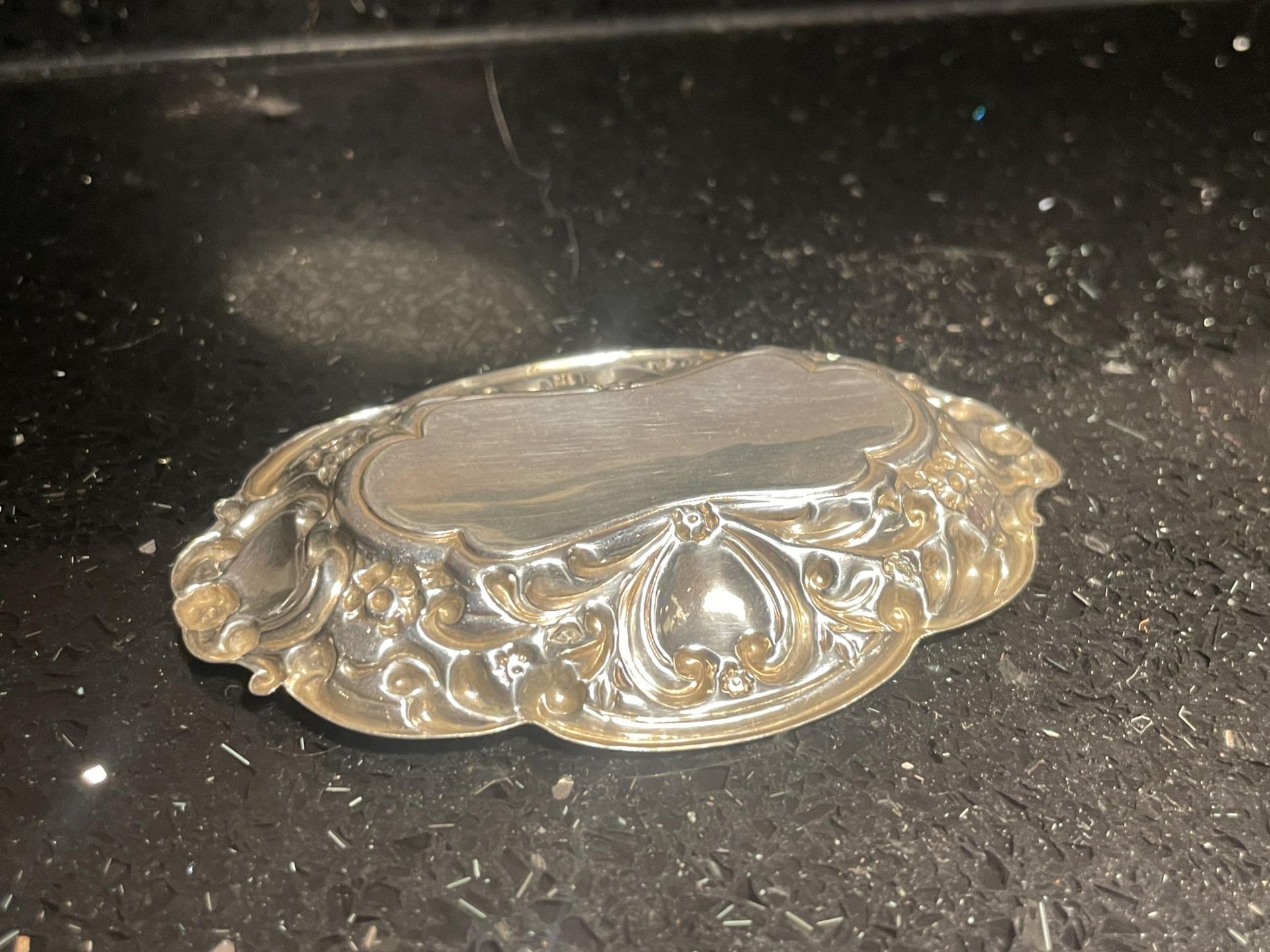 A DECORATIVE HALLMARKED BIRMINGHAM SILVER DISH - Image 3 of 3