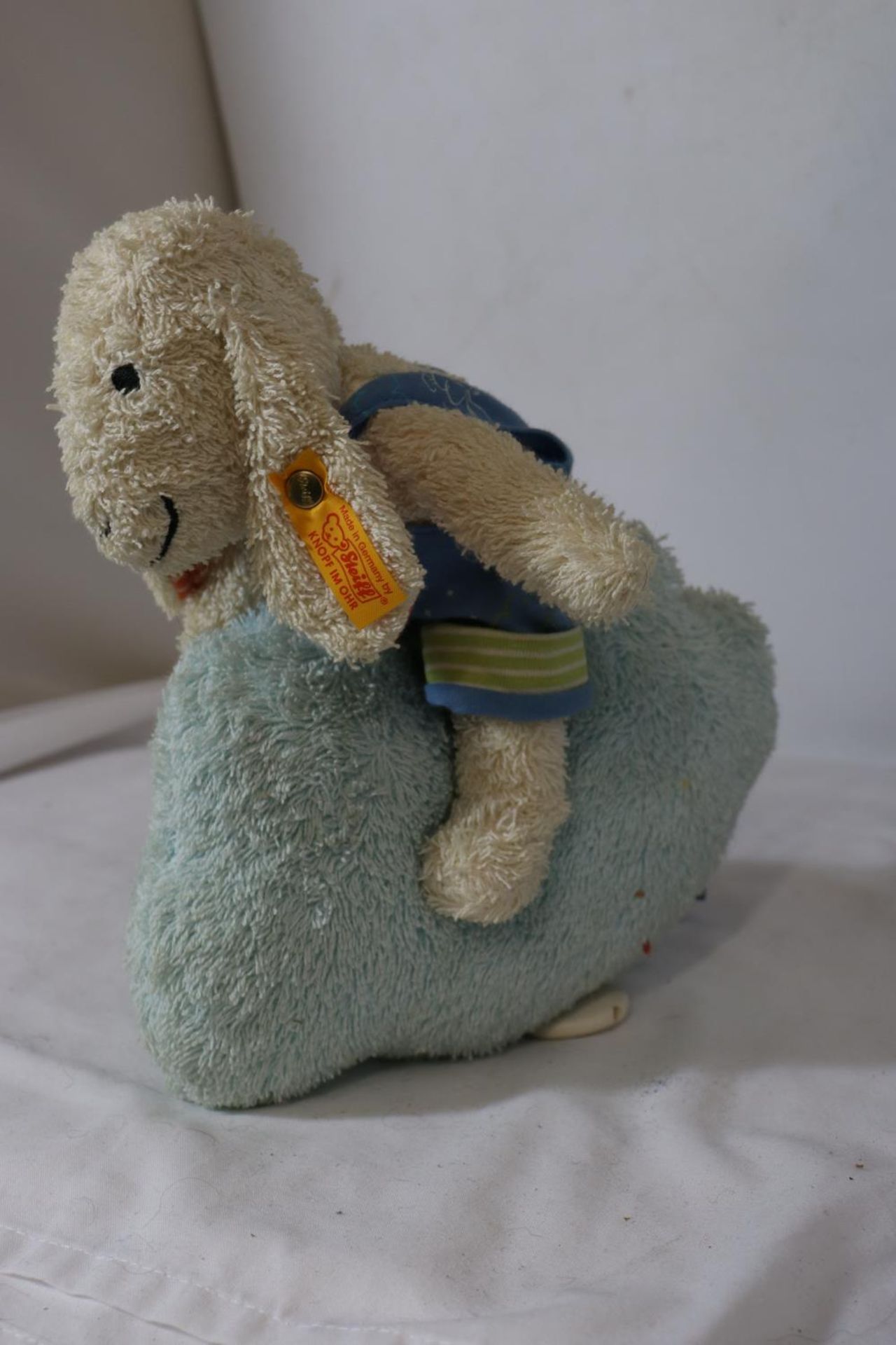 A STEIFF BUNNY ON A CLOUD,WITH BUTTON IN EAR, NO. 230592 - Image 3 of 4