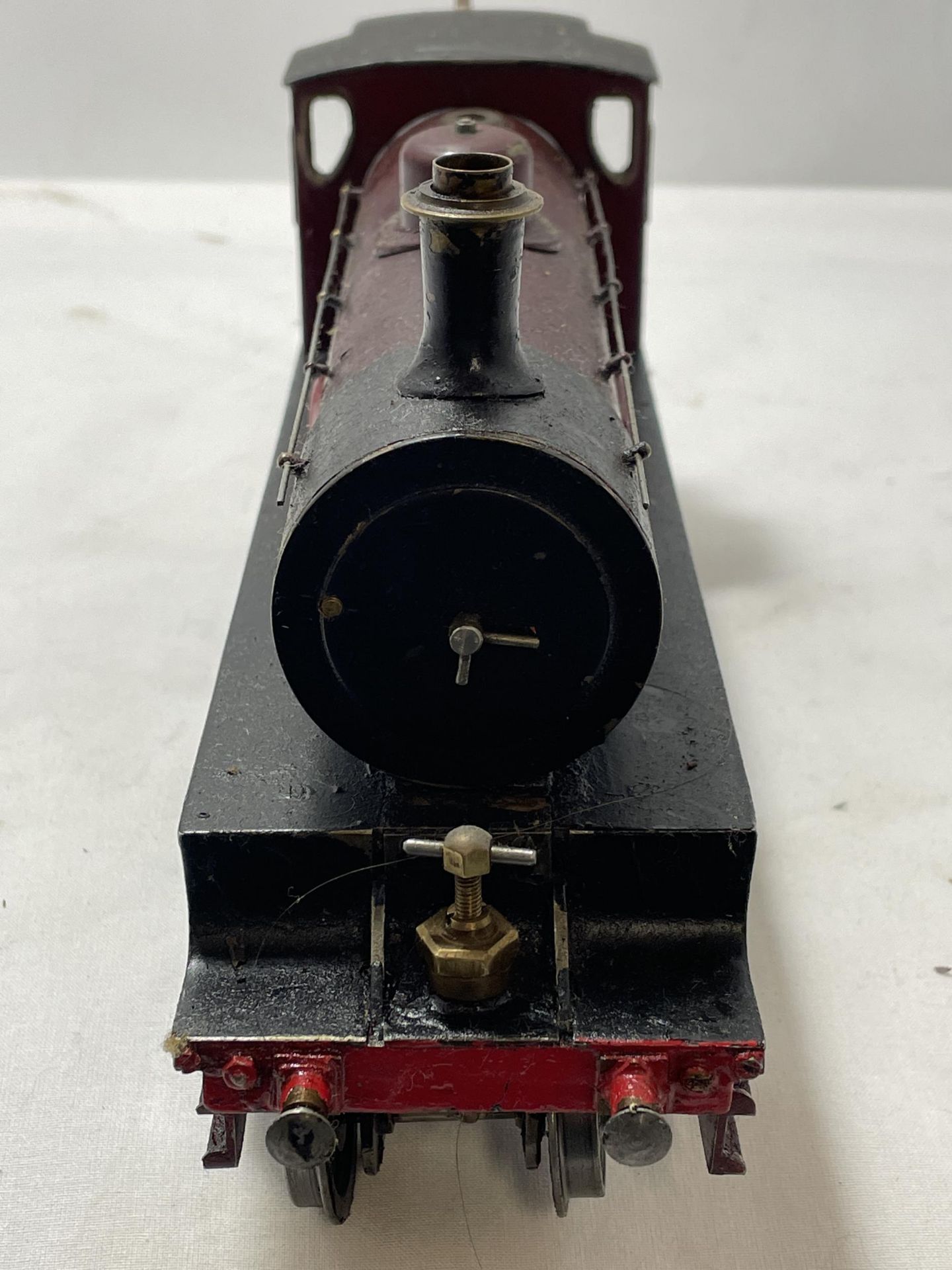 A SCRATCH BUILT LIVE STEAM 30 MM GAUGE 4-2-2 MODEL RAILWAY LOCOMOTIVE NUMBER 137 IN MAROON AND BLACK - Image 3 of 6