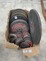 AN ASSORTMENT OF CUTTING AND GRINDING DISCS