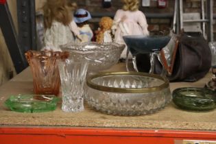 A QUANTITY OF GLASSWARE TO INCLUDE BOWLS, VASES ETC