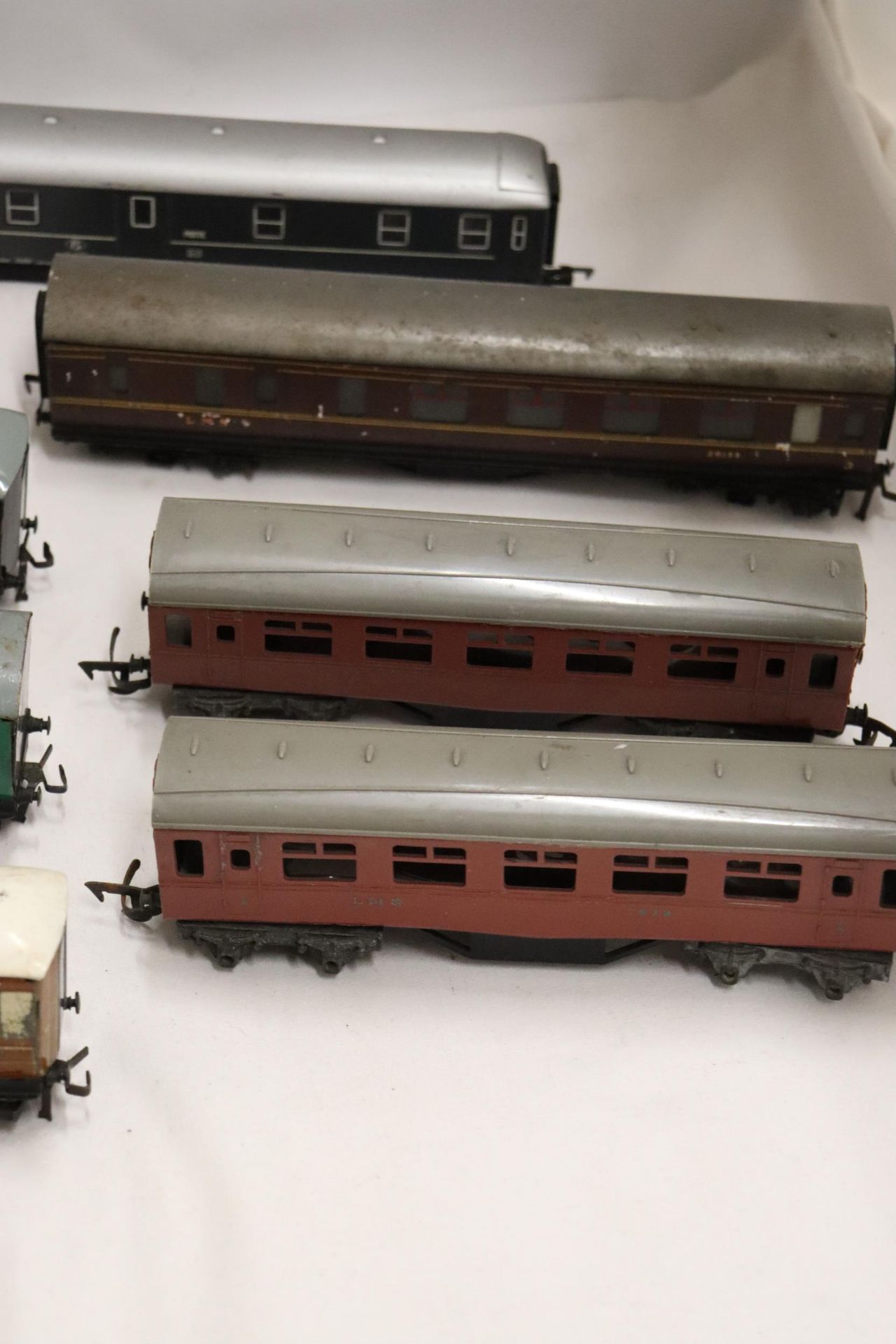 SEVEN EARLY CARRIAGES TO INCLUDE FOUR METAL EXAMPLES - Image 5 of 6