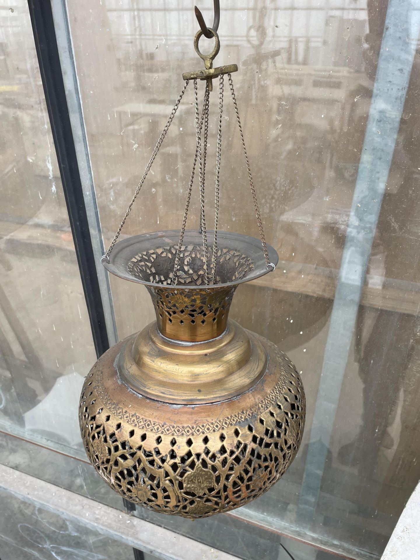 A VINTAGE BRASS HANGING LANTERN - Image 2 of 6