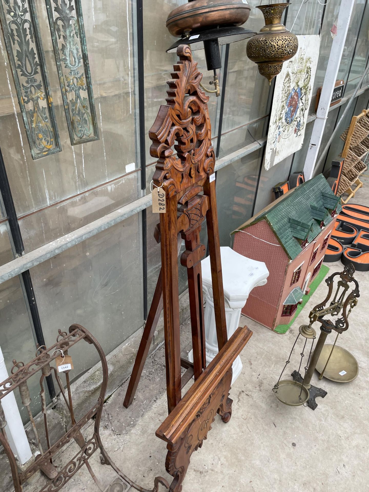 A LARGE DECORATIVE CARVED HARD WOOD EASEL - Image 2 of 4