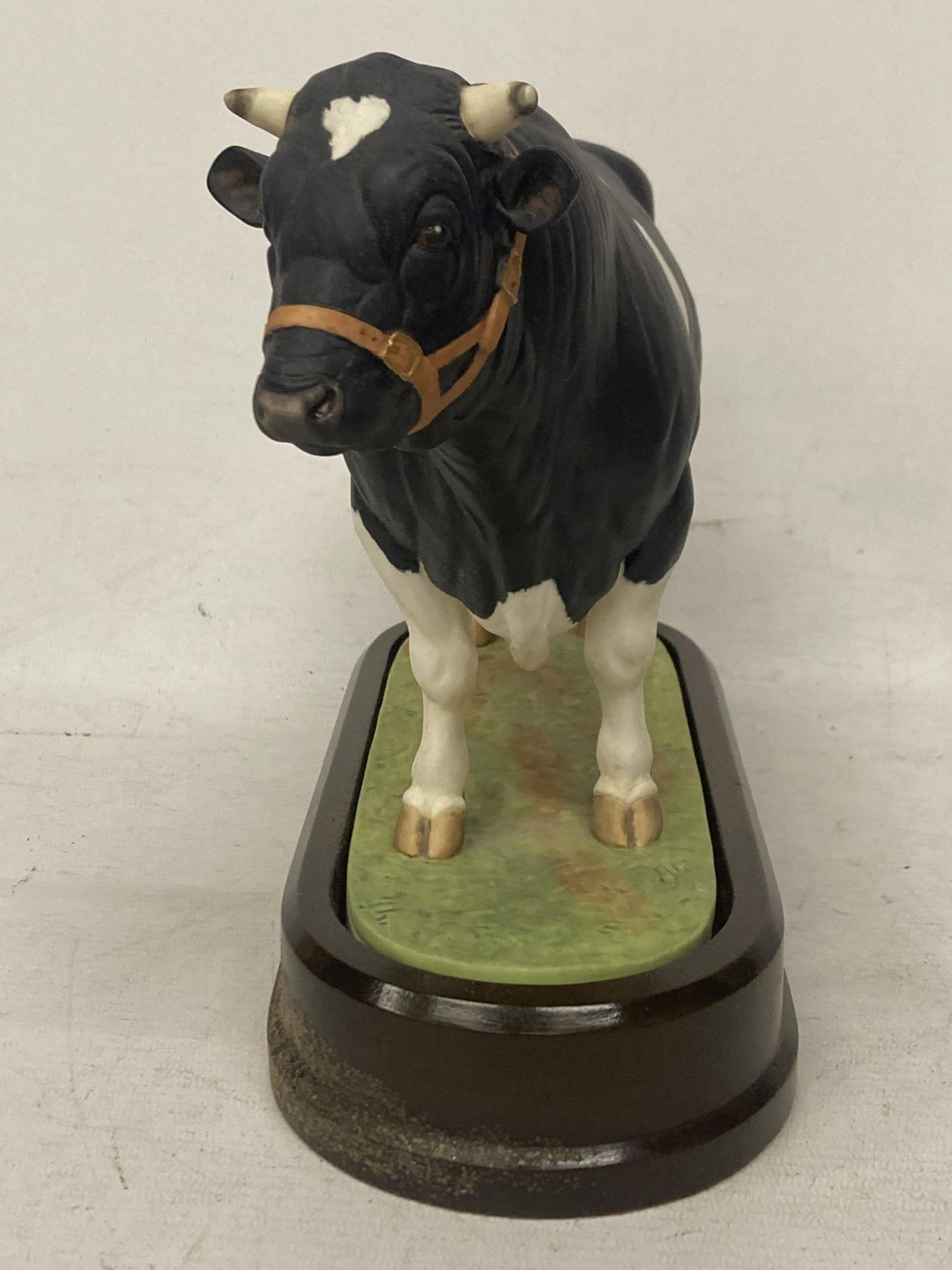 A ROYAL WORCESTER MODEL OF A BRITISH FRESIAN BULL MODELLED BY DORIS LINDNER LIMITED EDITION - NO - Bild 2 aus 5