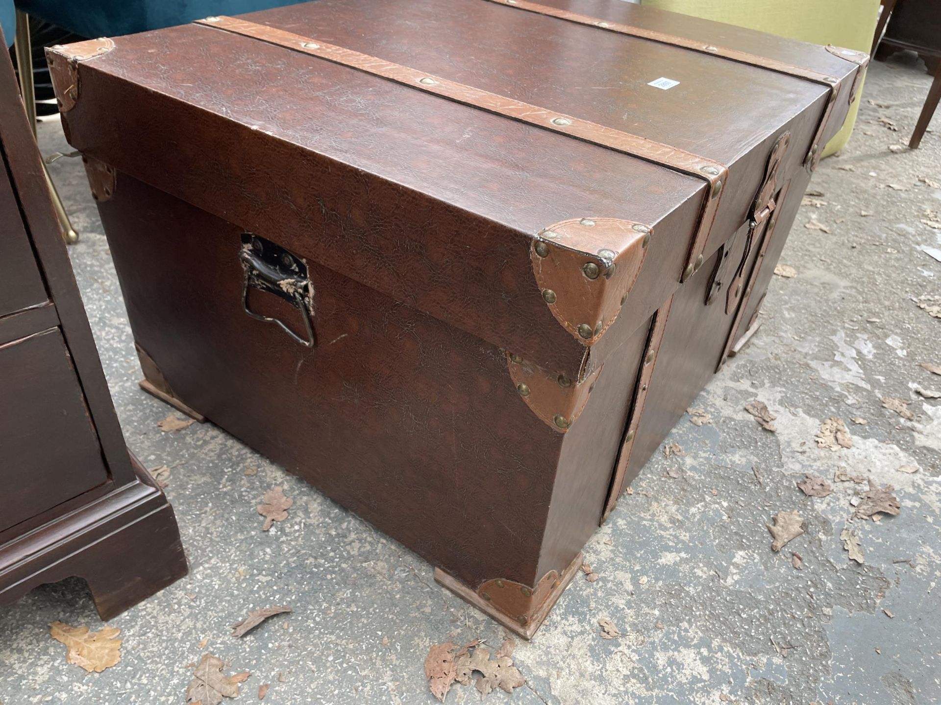 A MODERN TRUNK WITH LEATHER STRAPS - Image 4 of 4