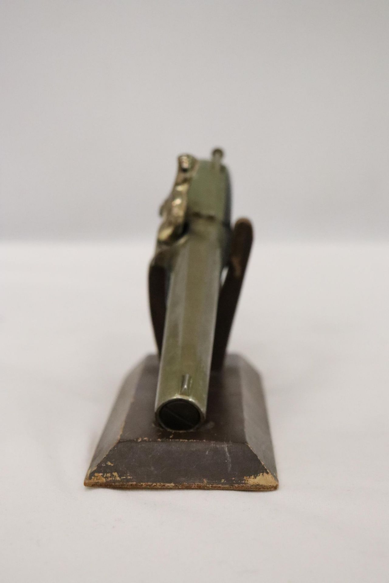 A HEAVY, VINTAGE, PISTOL LIGHTER ON A WOODEN STAND, LENGTH 21CM - Bild 3 aus 5