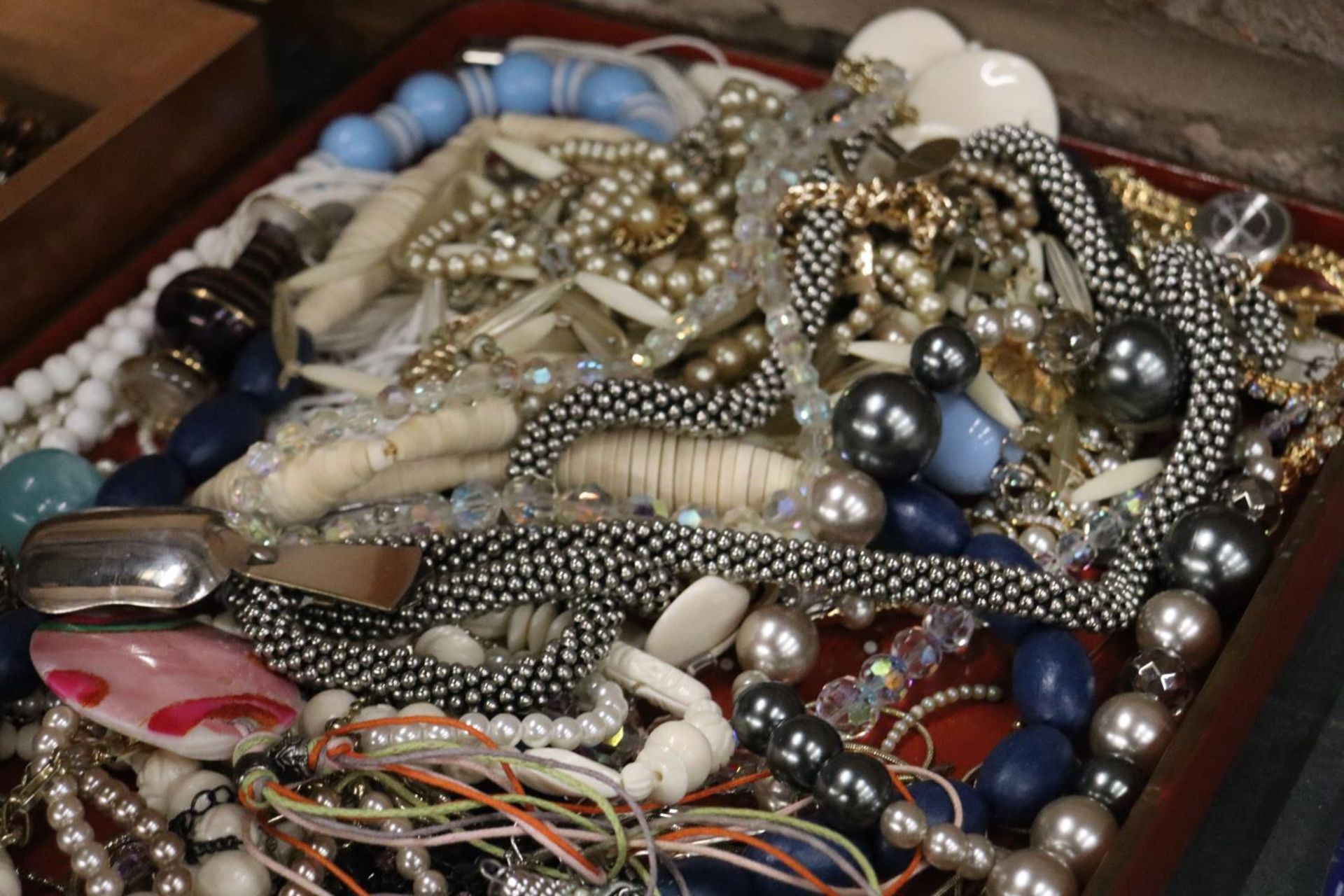 A TRAY CONSISTING OF A QUANTITY OF COSTUME JEWELLERY - Image 7 of 7
