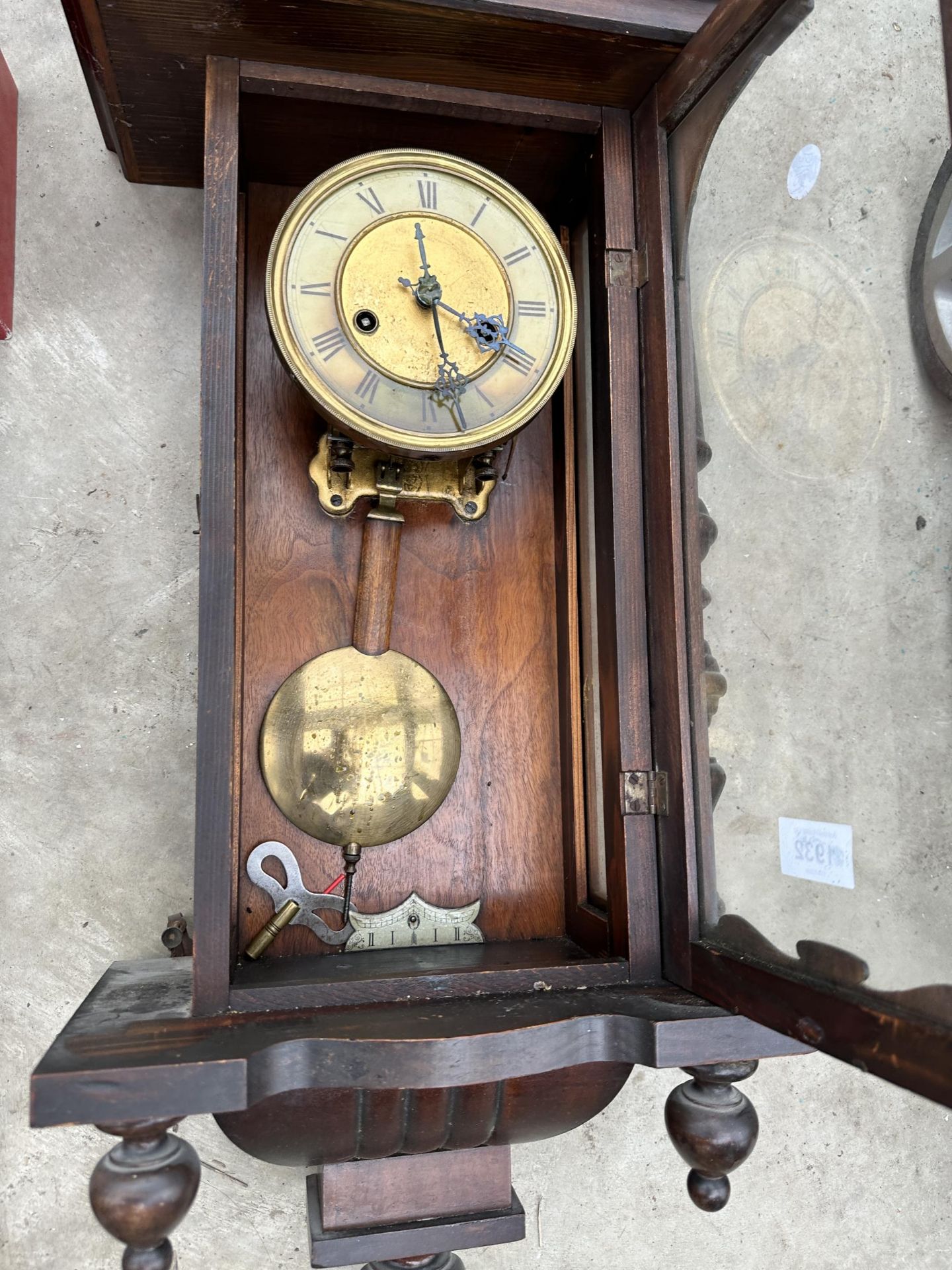 A VINTAGE WOODEN CASED WALL CLOCK - Bild 2 aus 2