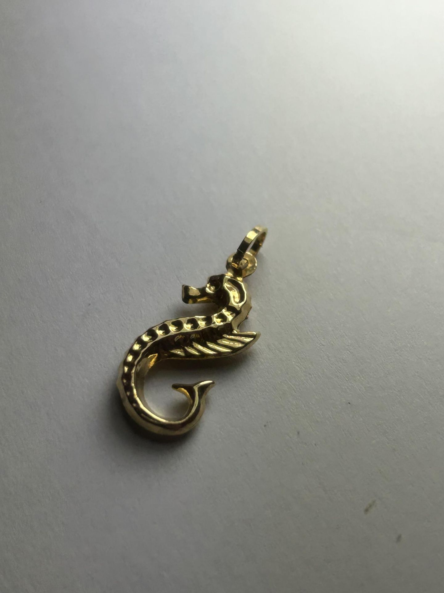 A 9CT YELLOW GOLD SEAHORSE CHARM - Image 3 of 3