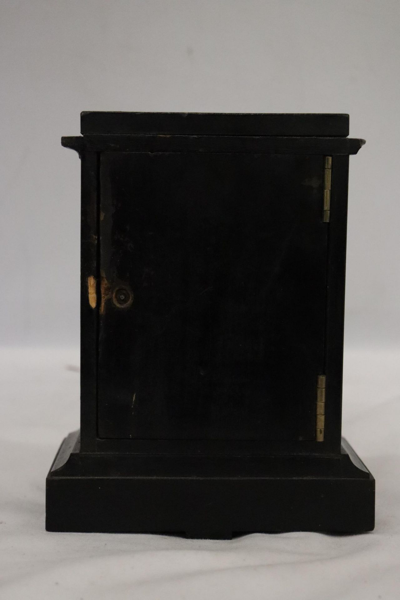 A MID 19TH CENTURY MAHOGANY MANTLE CLOCK THE MOVEMENT SIGNED V.A.P. BREVETTE S.G.D.G NO 653 - Image 3 of 7