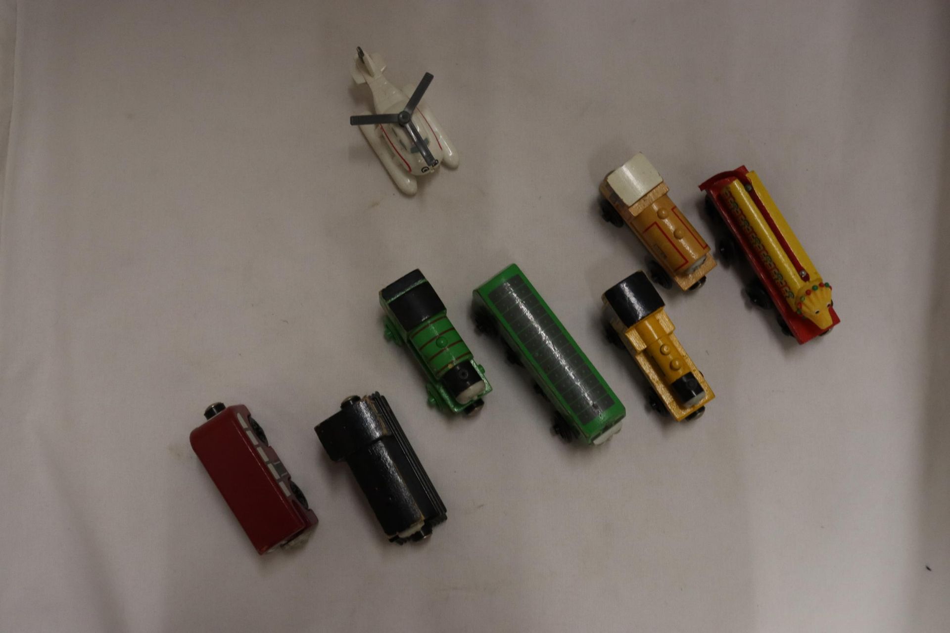 EIGHT VINTAGE WOODEN THOMAS THE TANK ENGINE TRAINS TO INCLUDE MAVIS, BILL, DUNCAN, PERCY, DAISY, - Bild 6 aus 6