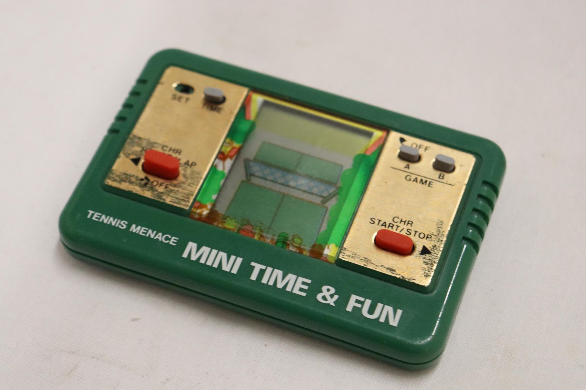 A VINTAGE HAND HELD 1980'S, TENNIS MENACE MINI TIME AND FUN, WORKING AT TIME OF CATALOGUING, NO - Image 5 of 5