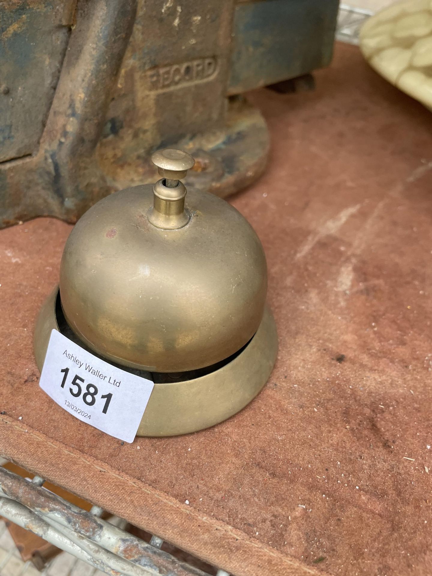 A SMALL VINTAGE BRASS BUTLERS/RECIEPTION BELL