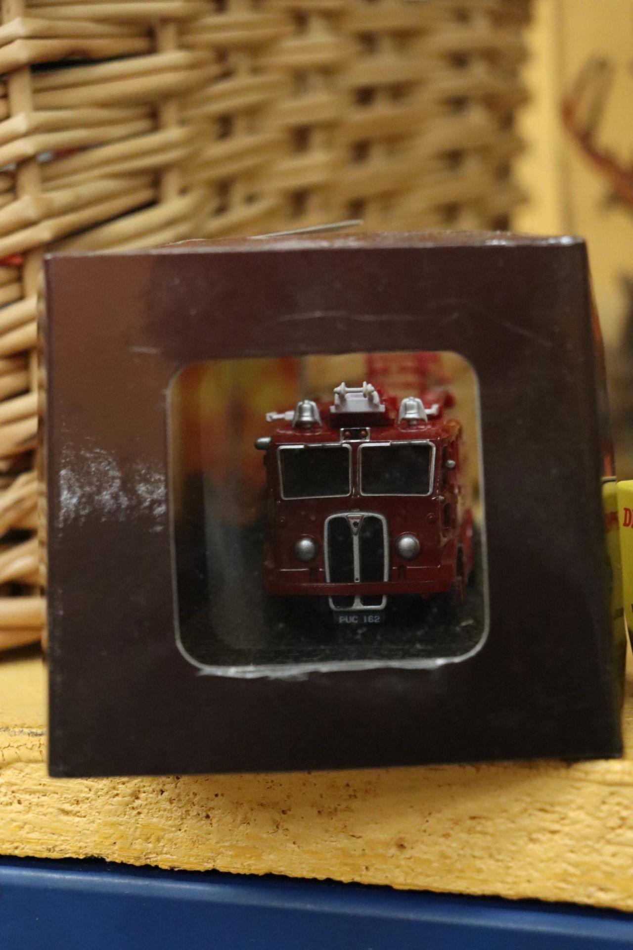 A BOXED DINKY TOYS, NO. 197 MORRIS MINI-TRAVELLER PLUS A BOXED ATLAS FIRE ENGINE - Image 6 of 6