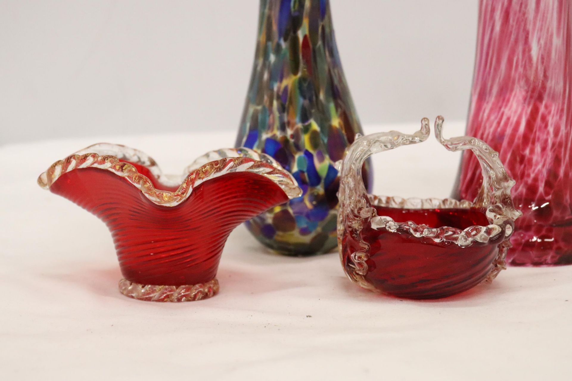 TWO PIECES OF VINTAGE CRANBERRY GLASS BOWLS PLUS TWO ART GLASS VASES - Image 2 of 7