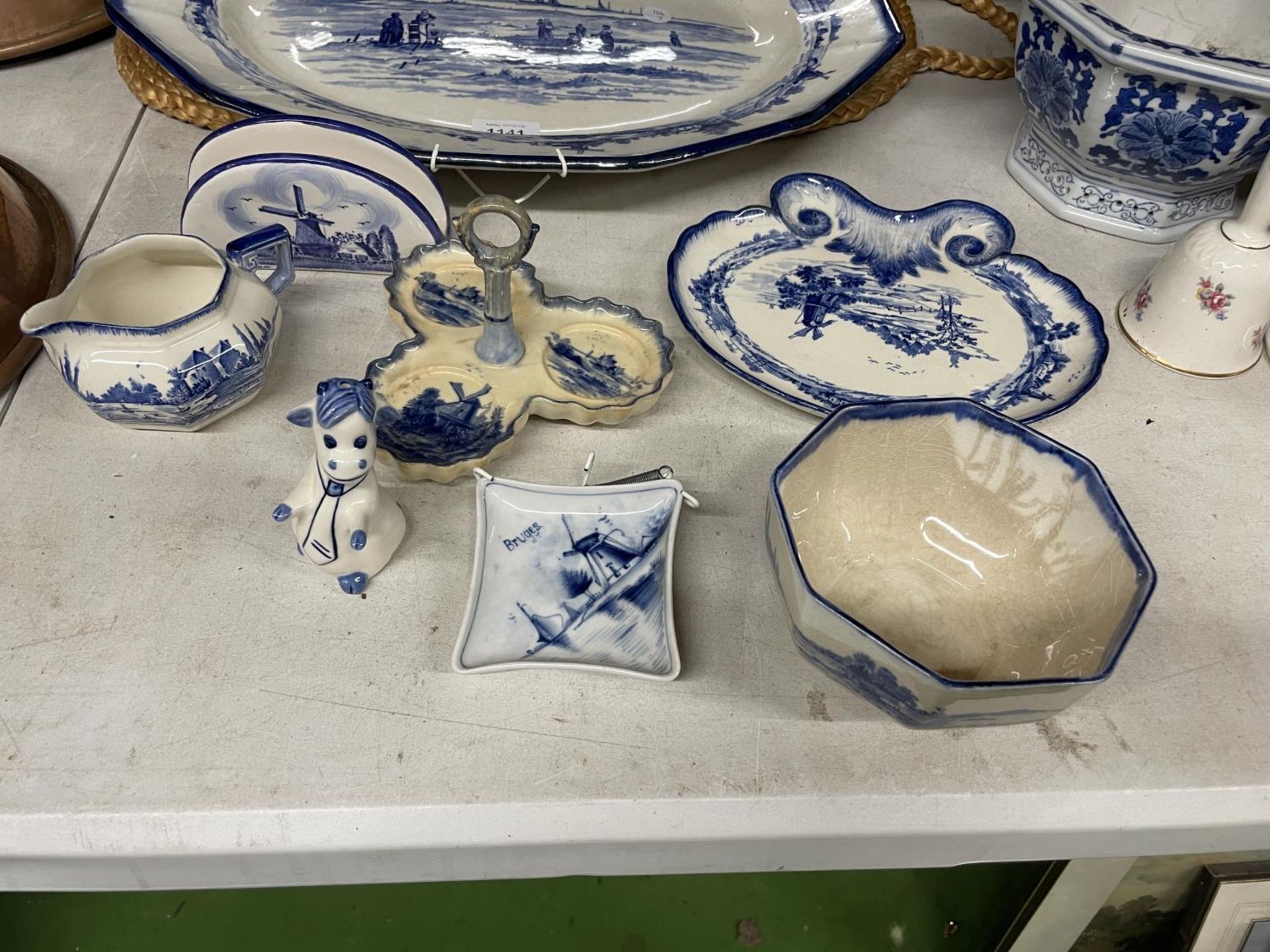 A QUANTITY OF VINTAGE BLUE AND WHITE POTTERY WITH DUTCH IMAGES TO INCLUDE DOULTON, NORFOLK, ETC - Image 2 of 3