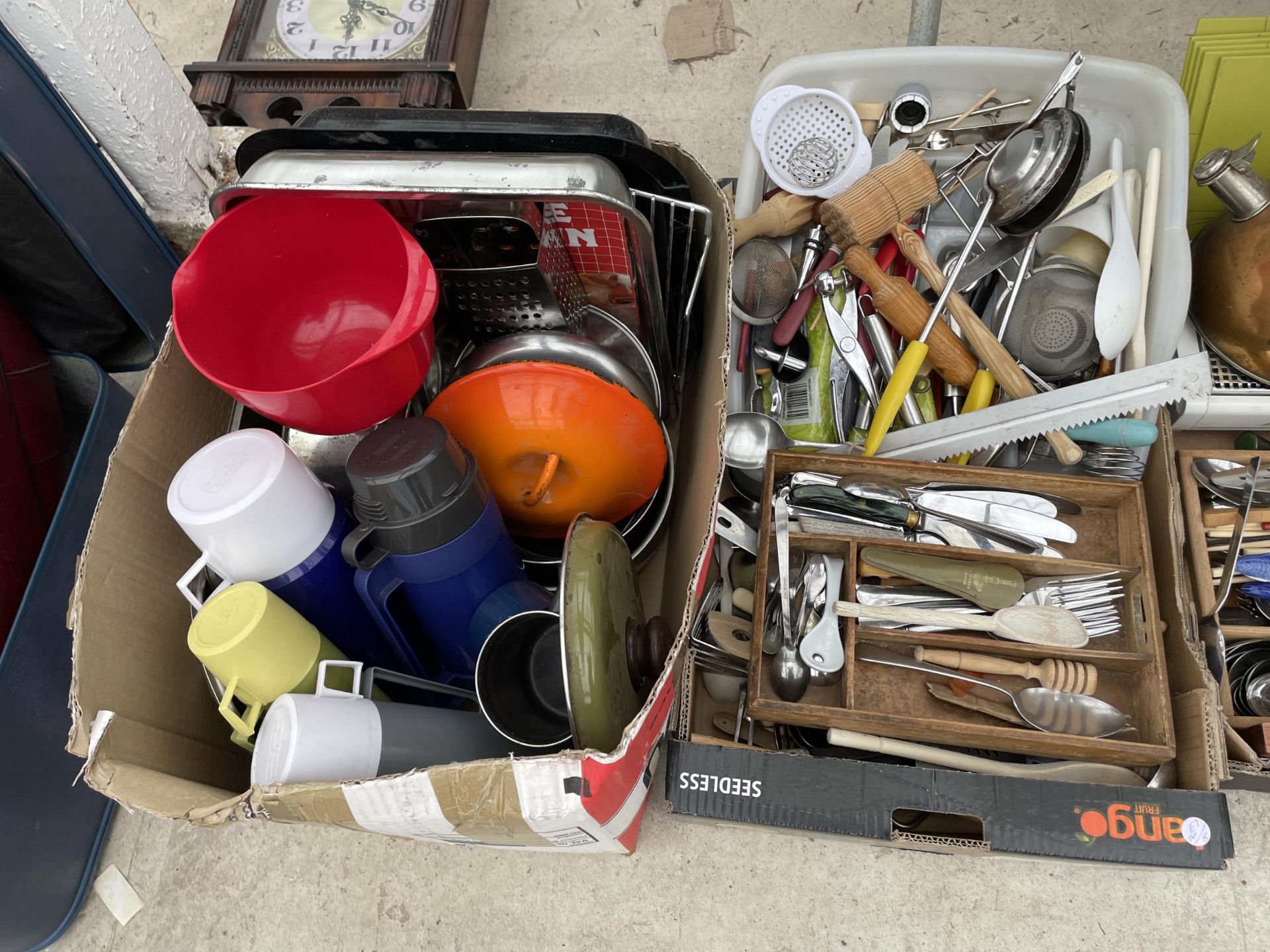 A LARGE ASSORTMENT OF KITCHEN ITEMS TO INCLUDE POTS AND PANS, FLAT WARE AND UTENSILS ETC - Image 2 of 3