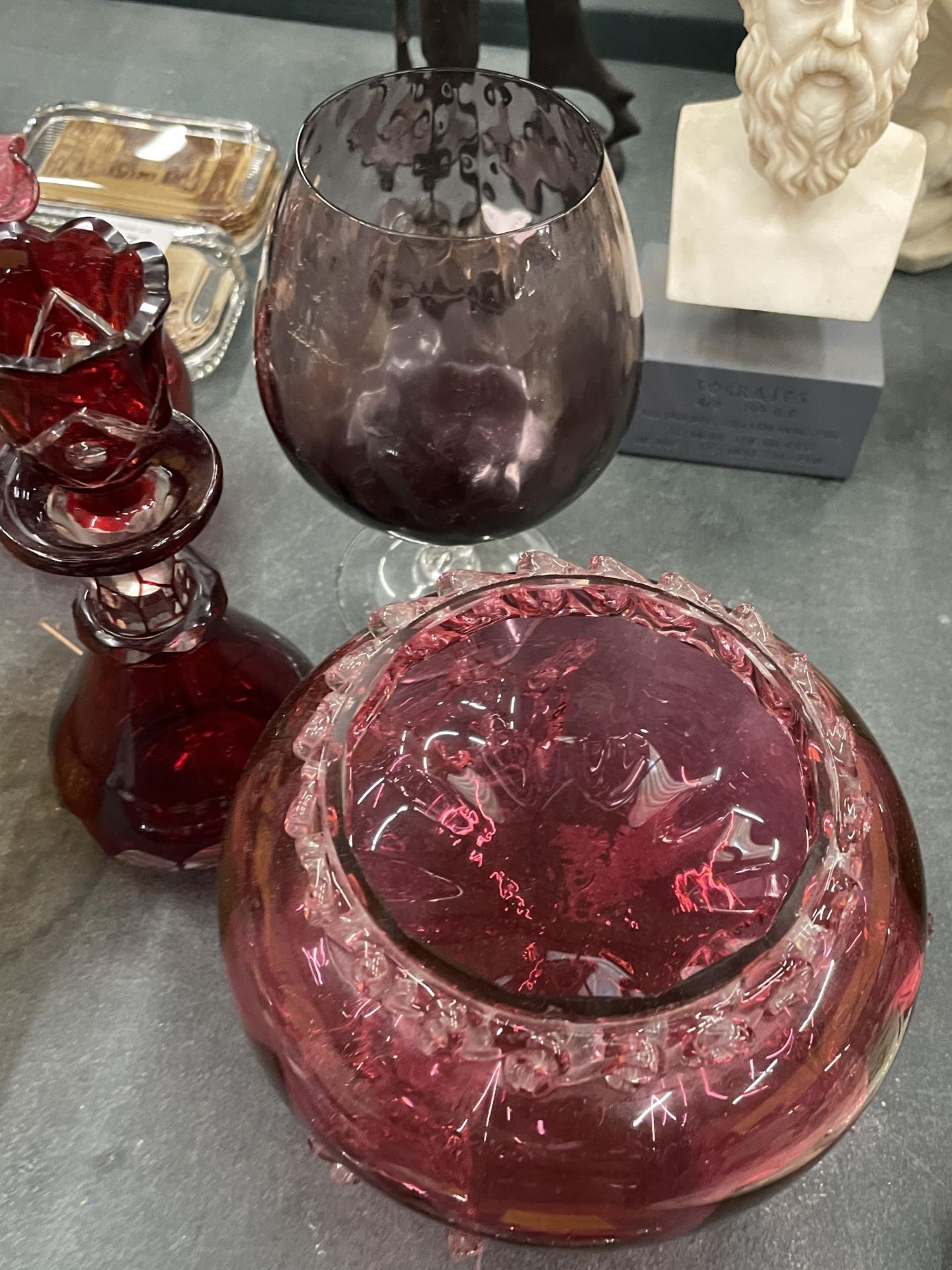 A COLLECTION OF VINTAGE COLOURED GLASS TO INCLUDE CRANBERRY BOWLS, A SMALL LIDDED BOTTLE, BASKET - Image 5 of 5