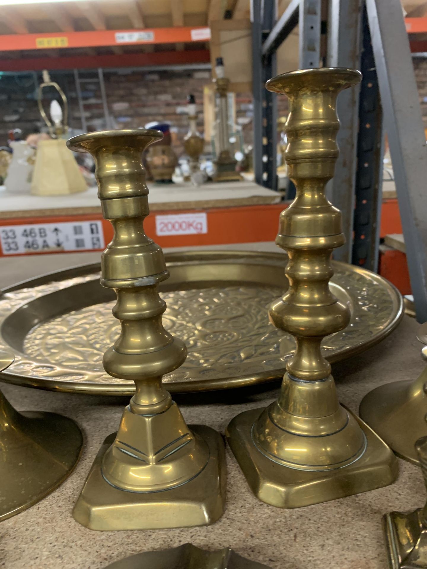 A LARGE VINTAGE BRASS WALL CHARGER, DIAMETER 45CM, SIX CANDLESTICKS AND TWO ASHTAYS - Image 2 of 3