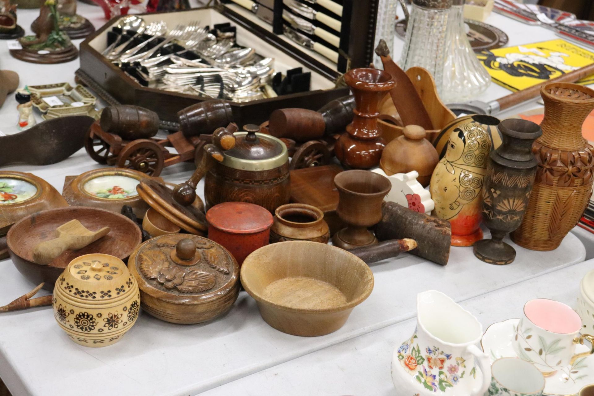 A LARGE QUANTITY OF TREEN ITEMS TO INCLUUDE BOWLS, TRINKET BOXES, FRAMED HANDPAINTED TILES, - Image 3 of 11