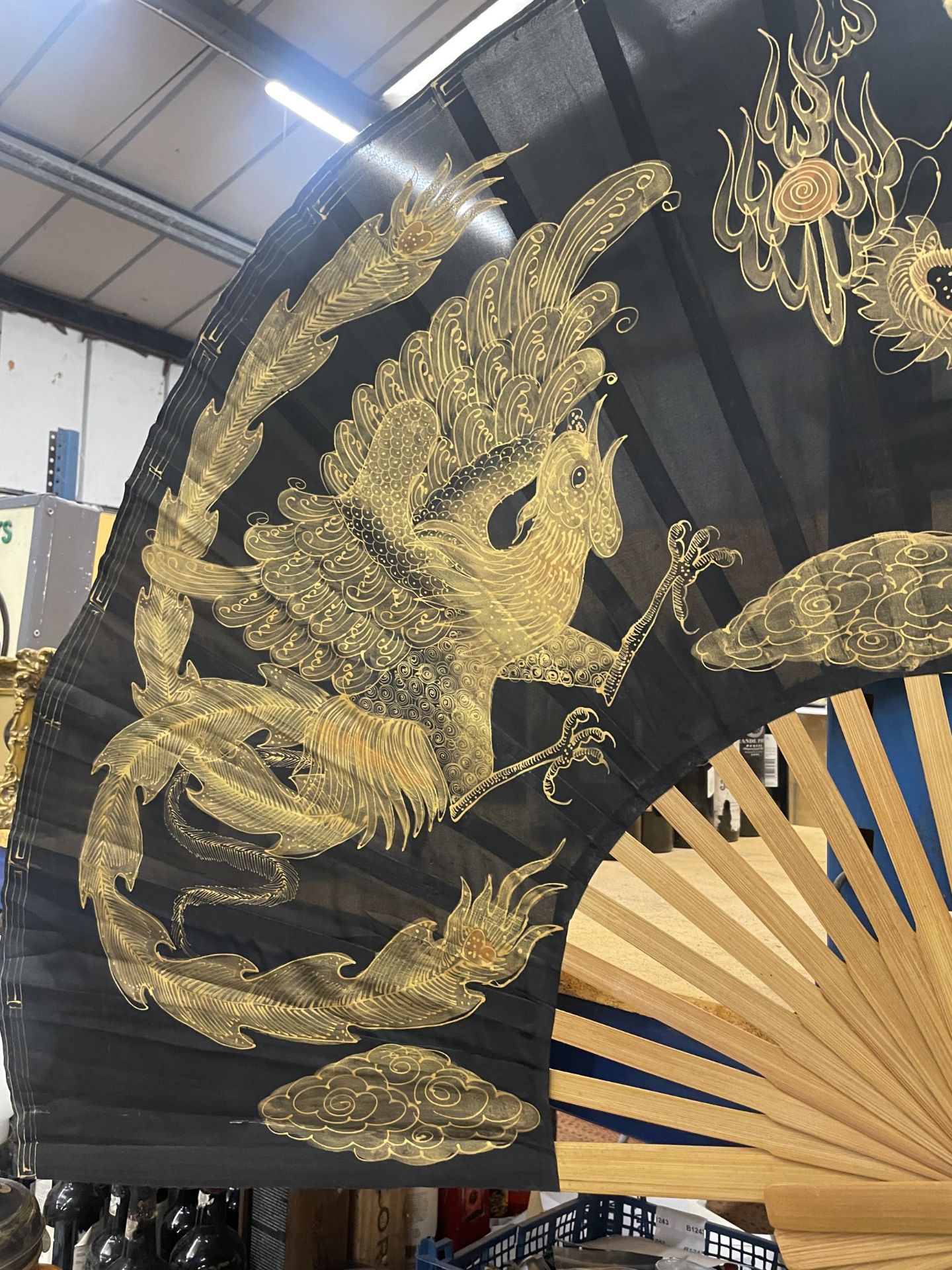 A LARGE VINTAGE ORIENTAL SILK FAN ON BAMBOO - Image 4 of 4