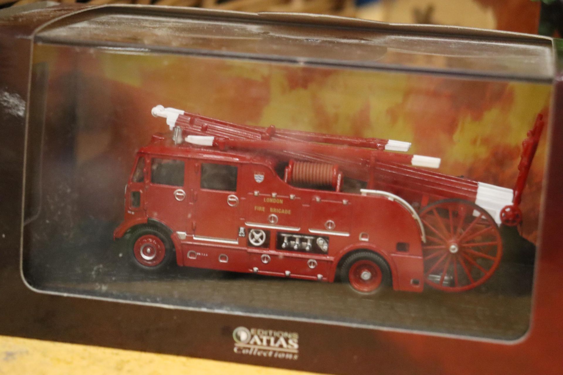 A BOXED DINKY TOYS, NO. 197 MORRIS MINI-TRAVELLER PLUS A BOXED ATLAS FIRE ENGINE - Image 5 of 6