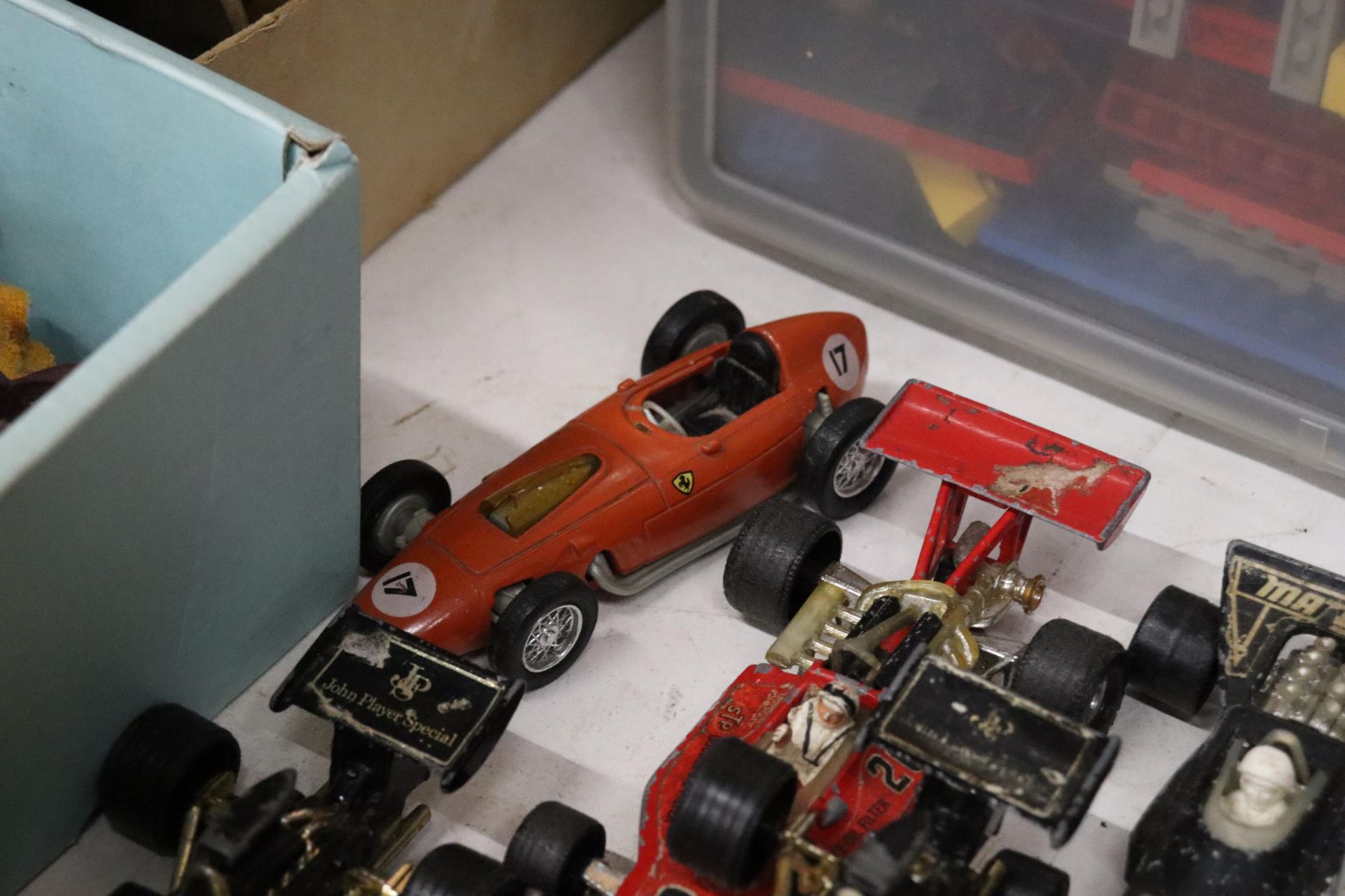 A LARGE QUANTITY OF VINTAGE DIE-CAST CORGI AND MATCHBOX F1 RACING CARS - Image 5 of 9