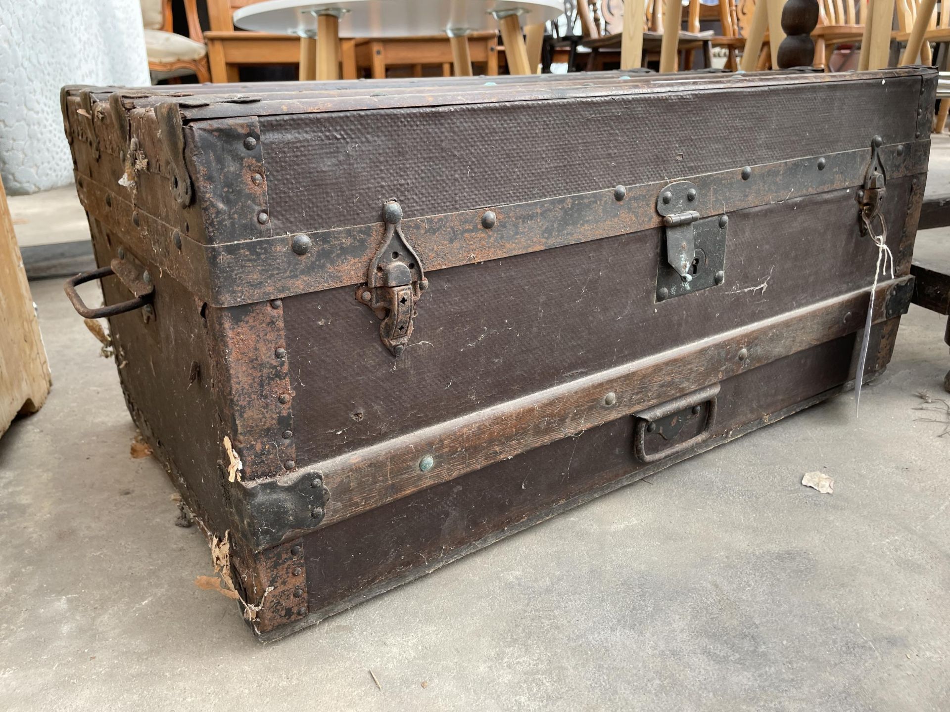 A VICTORIAN CONMPRESSED FIBRE TRAVELLING TRUNK WITH WOODEN SLATS AND METAL FITTINGS - Image 2 of 3