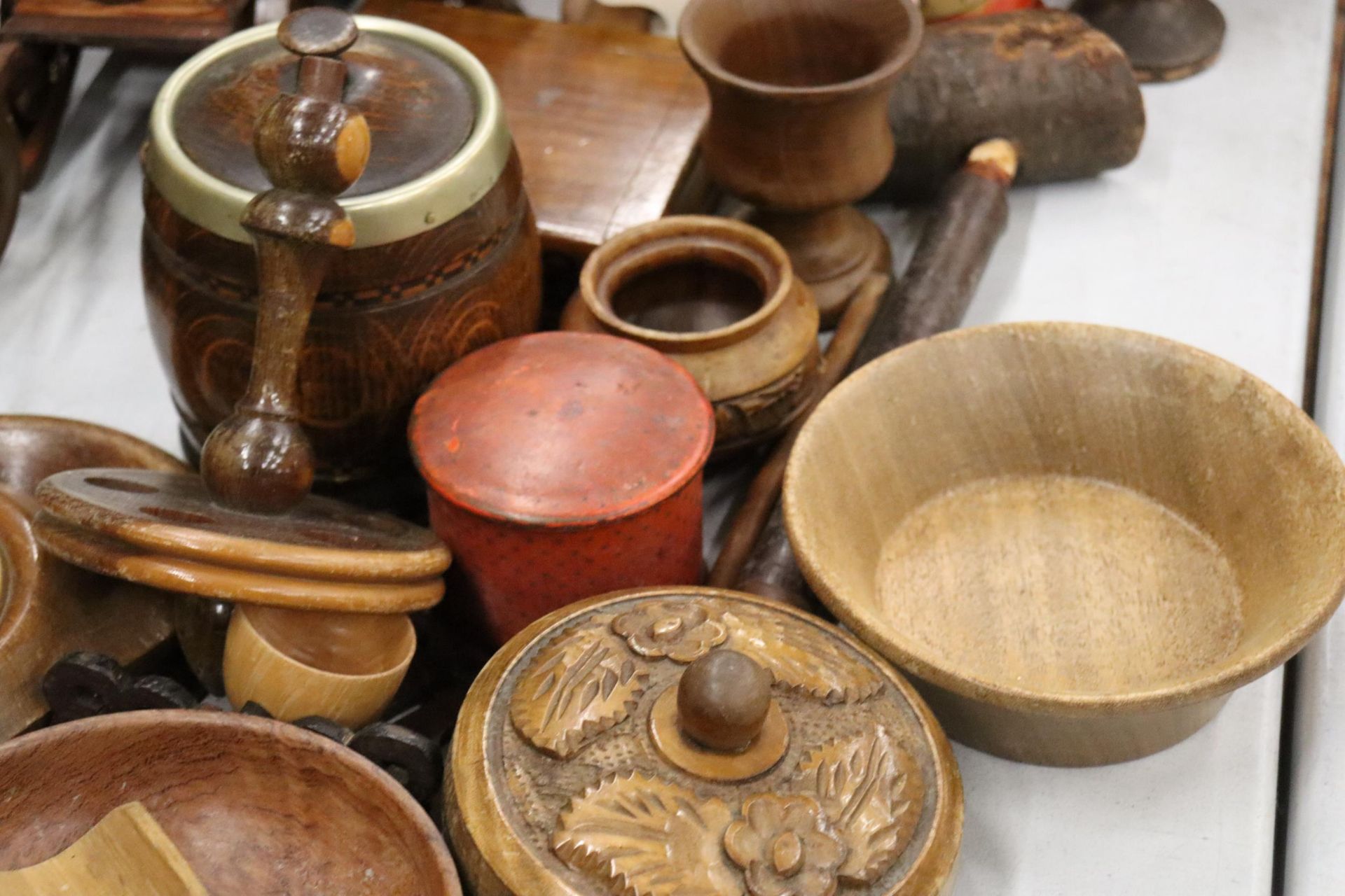 A LARGE QUANTITY OF TREEN ITEMS TO INCLUUDE BOWLS, TRINKET BOXES, FRAMED HANDPAINTED TILES, - Image 5 of 11