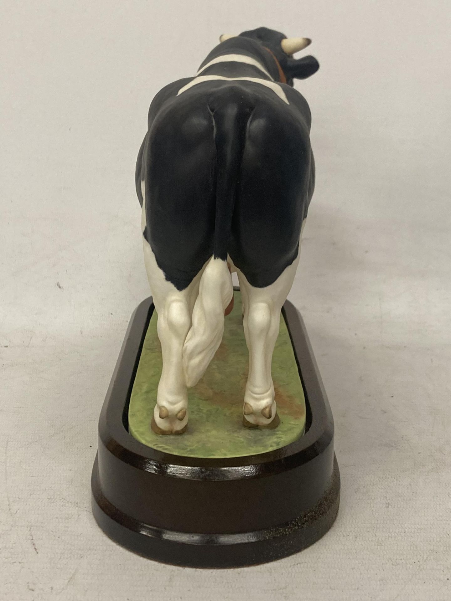 A ROYAL WORCESTER MODEL OF A BRITISH FRESIAN BULL MODELLED BY DORIS LINDNER LIMITED EDITION - NO - Image 4 of 5