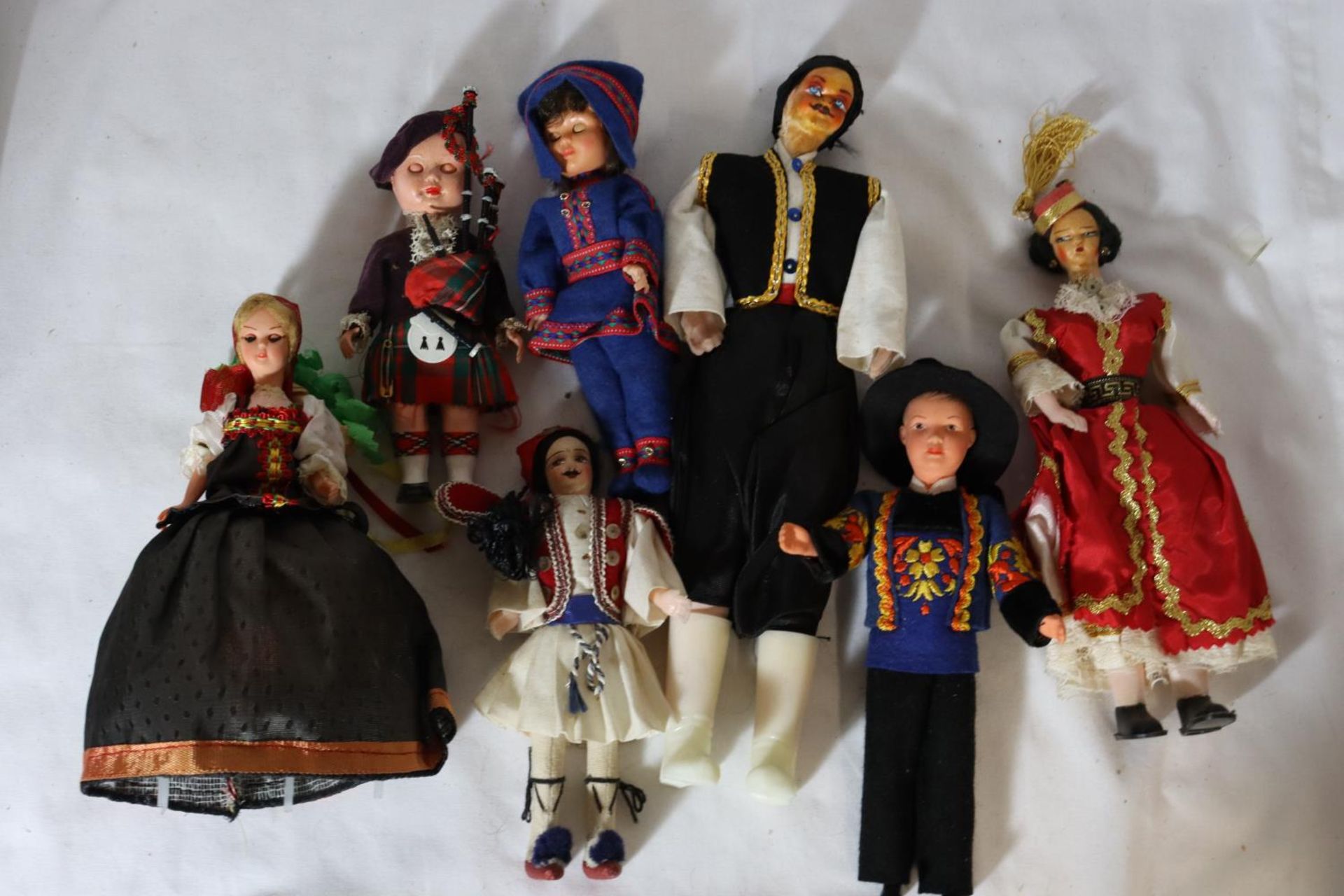 A LARGE COLLECTION OF DOLLS FROM AROUND THE WORLD - Image 3 of 4
