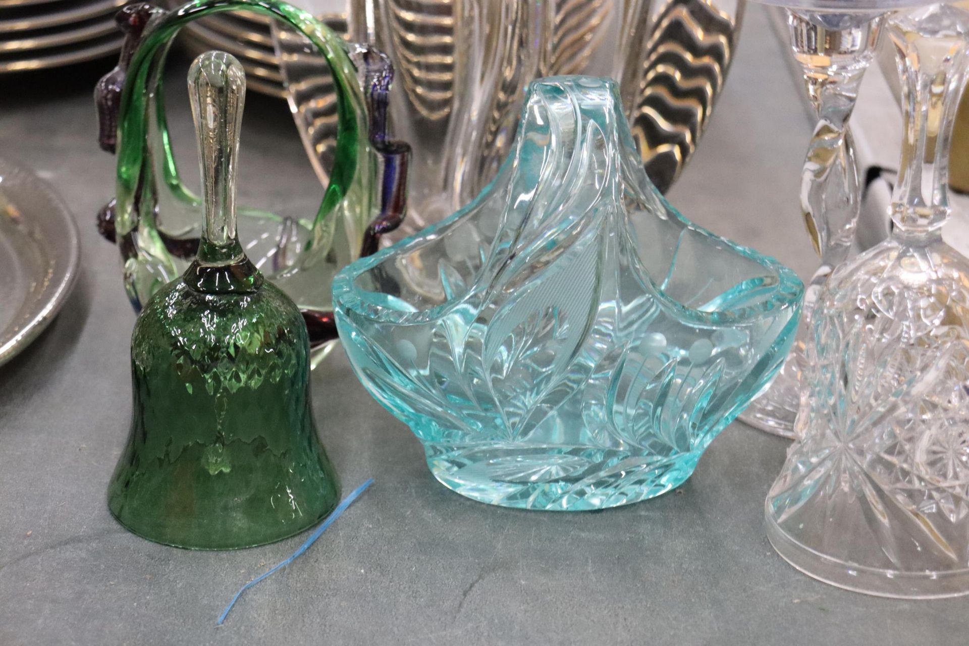 A QUANTITY OF GLASSWARE TO INCLUDE A LARGE ART GLASS BOWL, HANDKERCHIEF BOWL, BASKET BOWLS, BELLS, A - Bild 7 aus 9