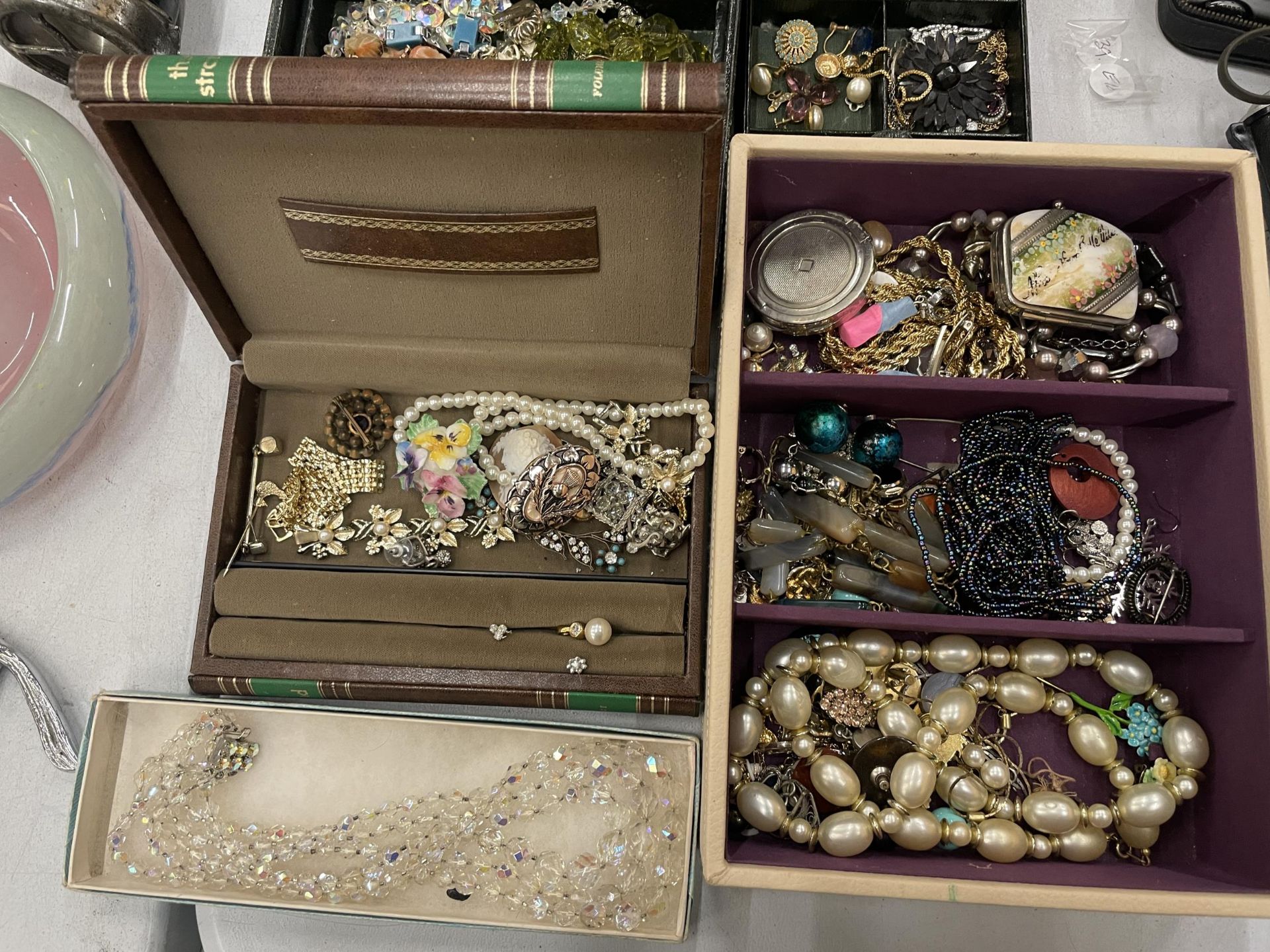 A LARGE QUANTITY OF COSTUME JEWELLERY TO INCLUDE NECKLACES, BROOCHES, EARRINGS, ETC, PLUS FIVE - Image 2 of 4