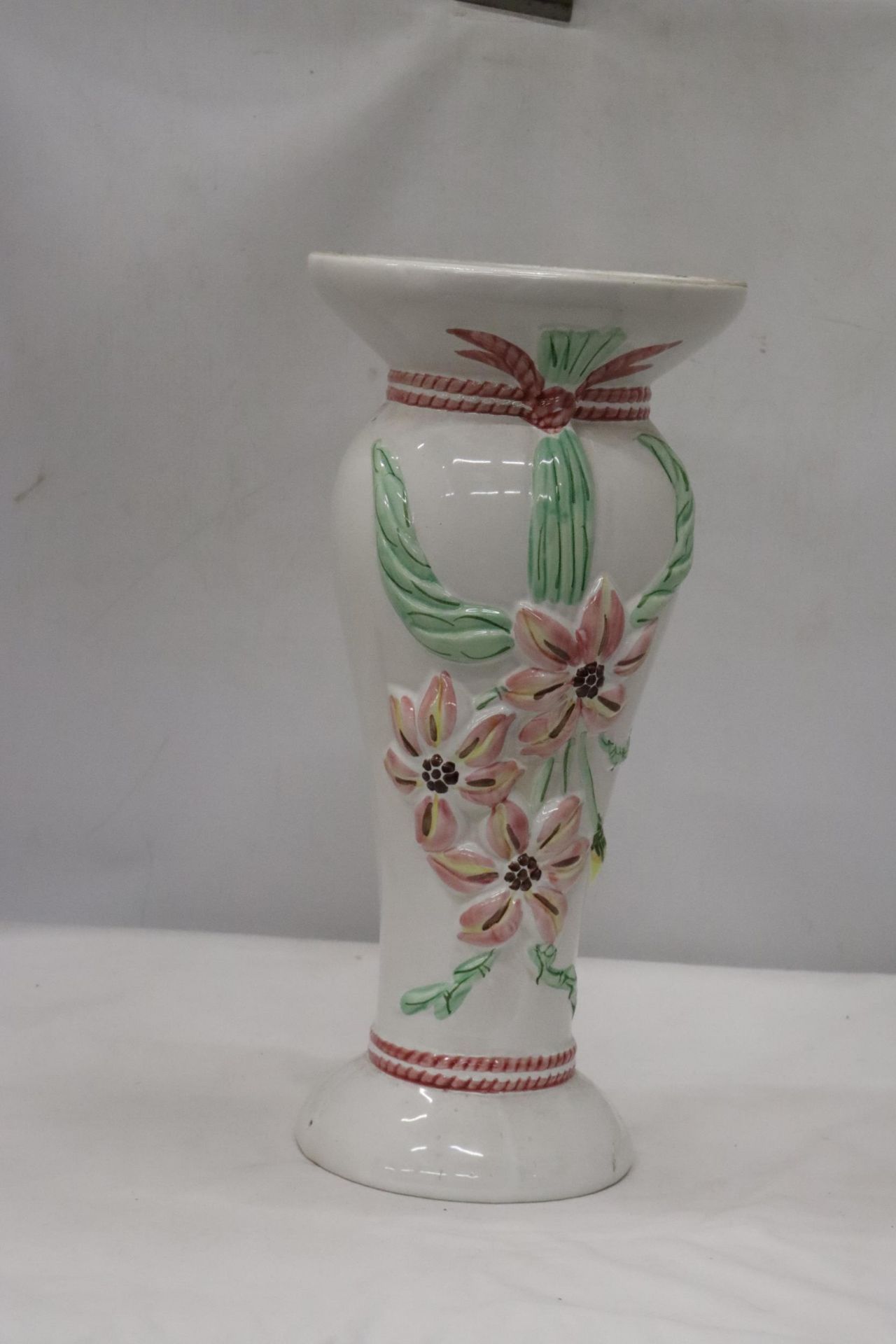 A LARGE FLORAL VASE, HEIGHT 43CM - Image 2 of 5