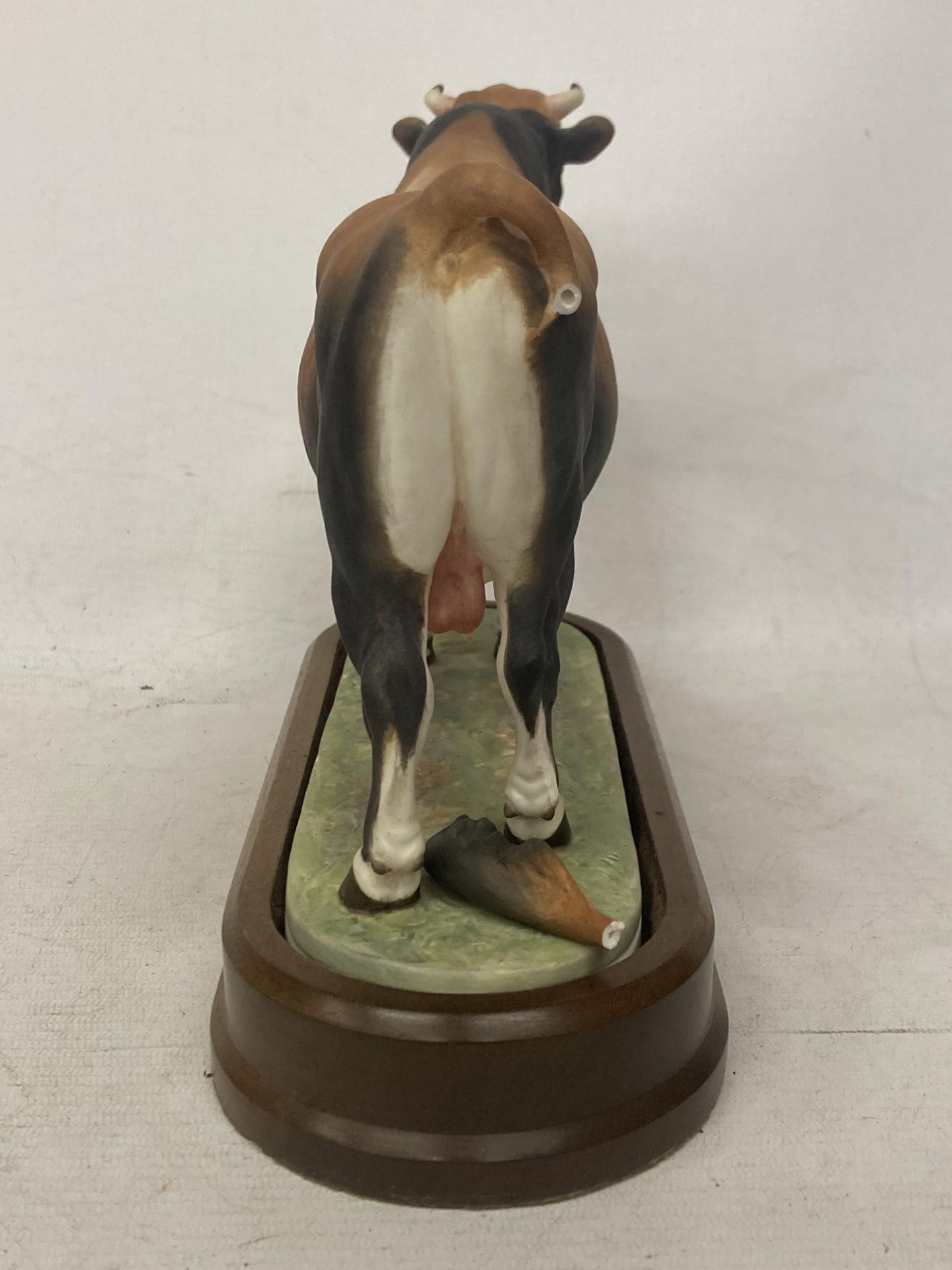 A ROYAL WORCESTER MODEL OF A JERSEY BULL MODELLED BY DORIS LINDNER PRODUCED IN A LIMITED EDITION - Image 4 of 5