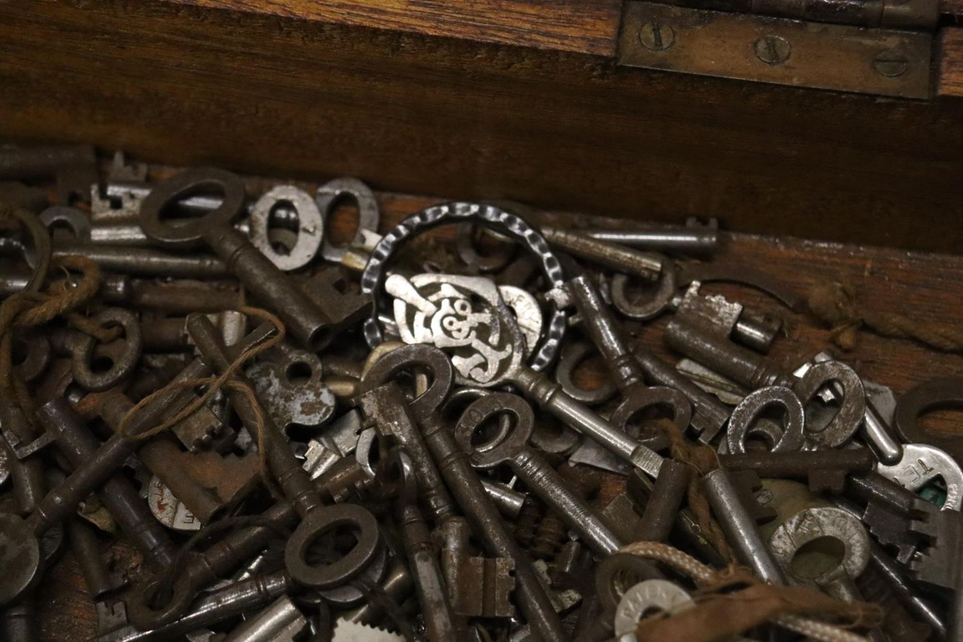 A COLLECTION BOX CONTAINING CIRCA 1900 FURNITURE KEYS - Image 3 of 6