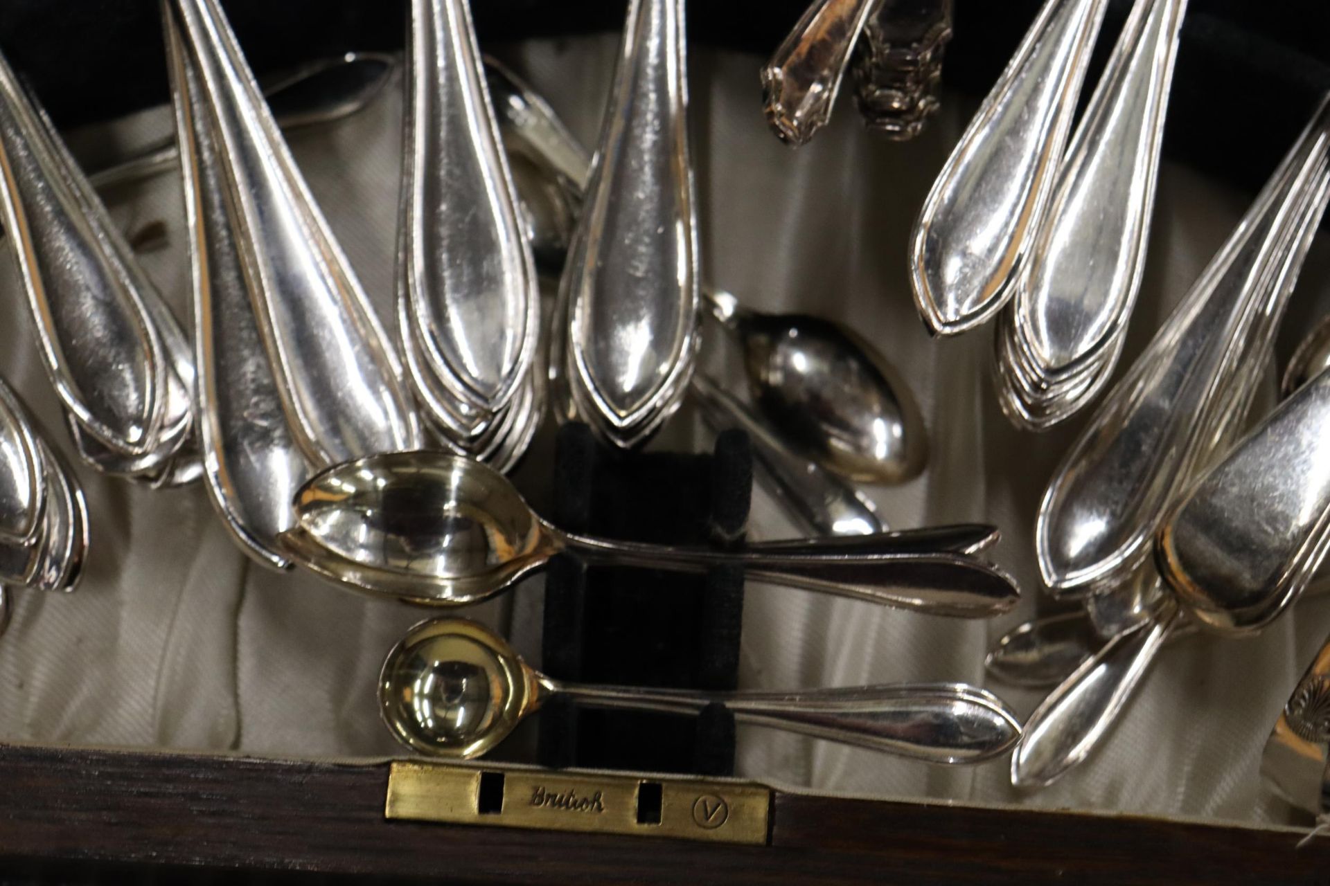 A VINTAGE CANTEEN OF CUTLERY IN AN OAK BOX - Image 11 of 12