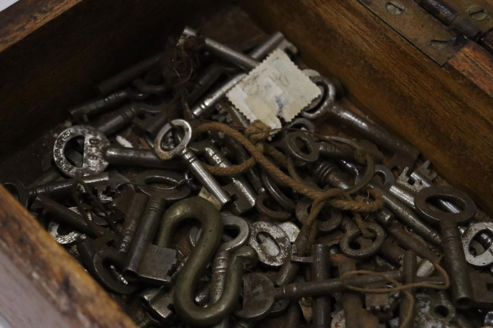 A COLLECTION BOX CONTAINING CIRCA 1900 FURNITURE KEYS - Image 4 of 6