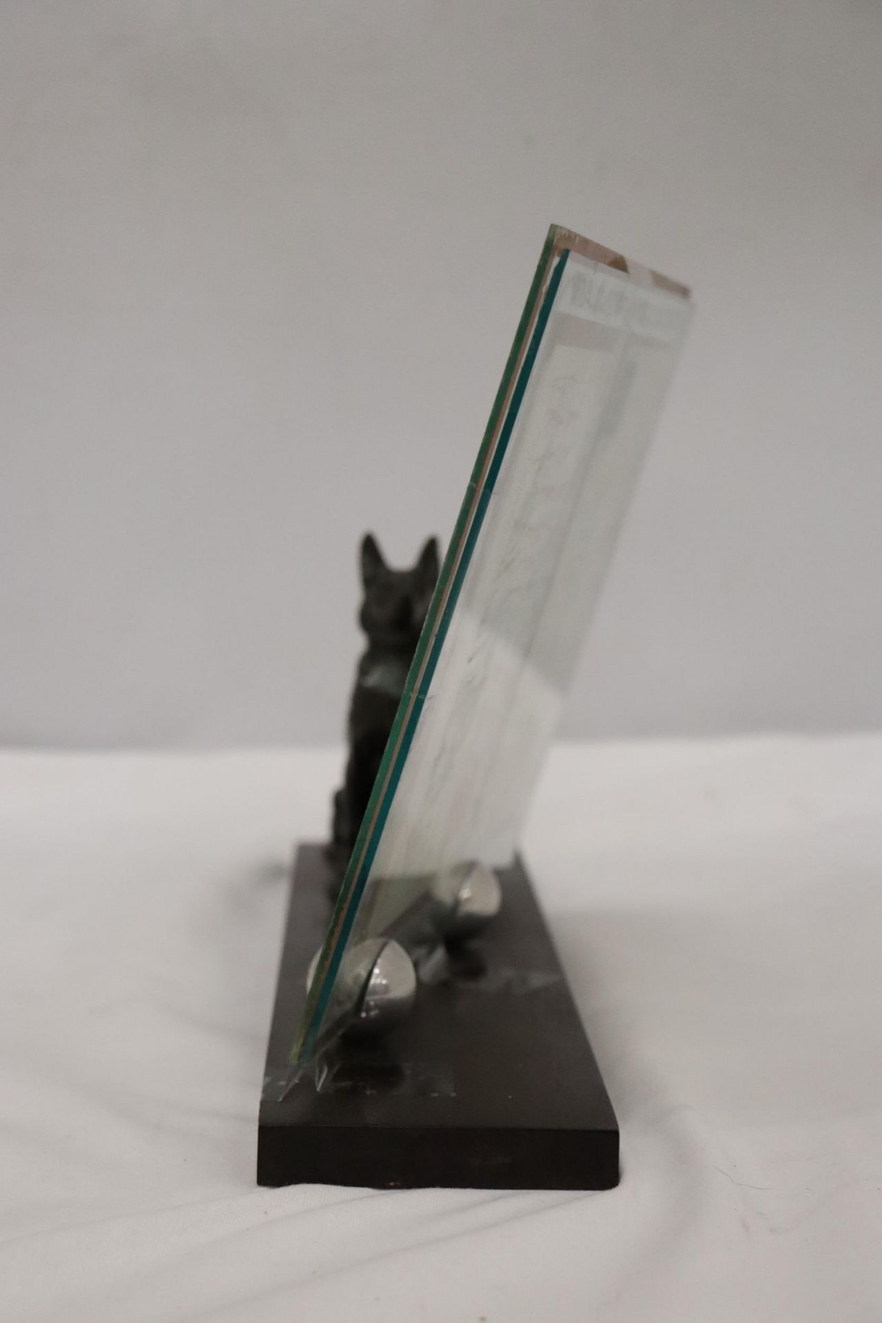 AN ART DECO DOUBLE PHOTO FRAME ON A PLINTH FEATURING A GERMAN SHEPHERD DOG FIGURE - Image 6 of 7