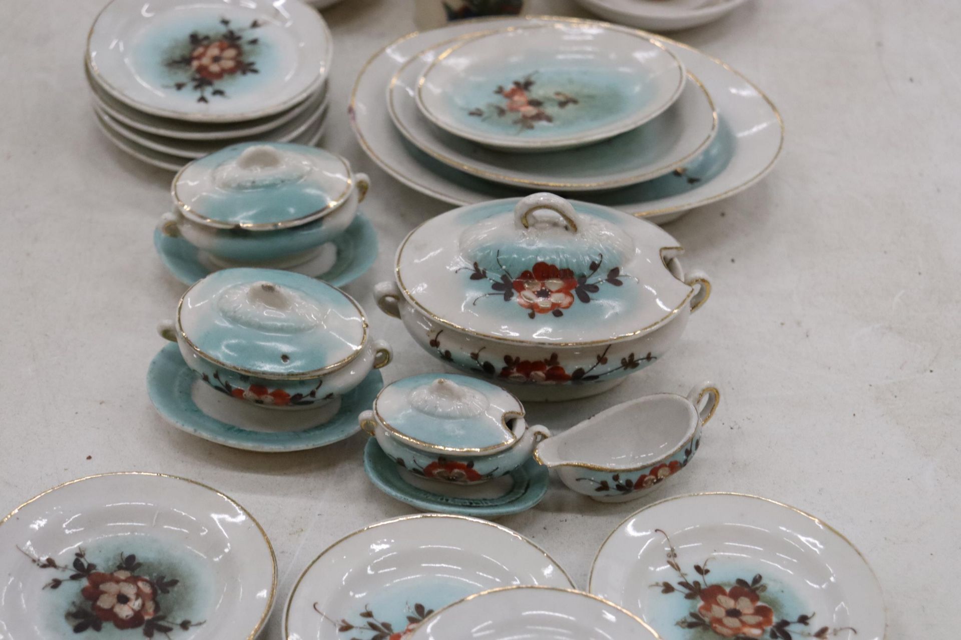 A VINTAGE DOLL'S TEASET AND DINNER SERVICE TO INCLUDE PLATES, CUPS, SAUCERS, TEAPOT, ETC - Image 6 of 10