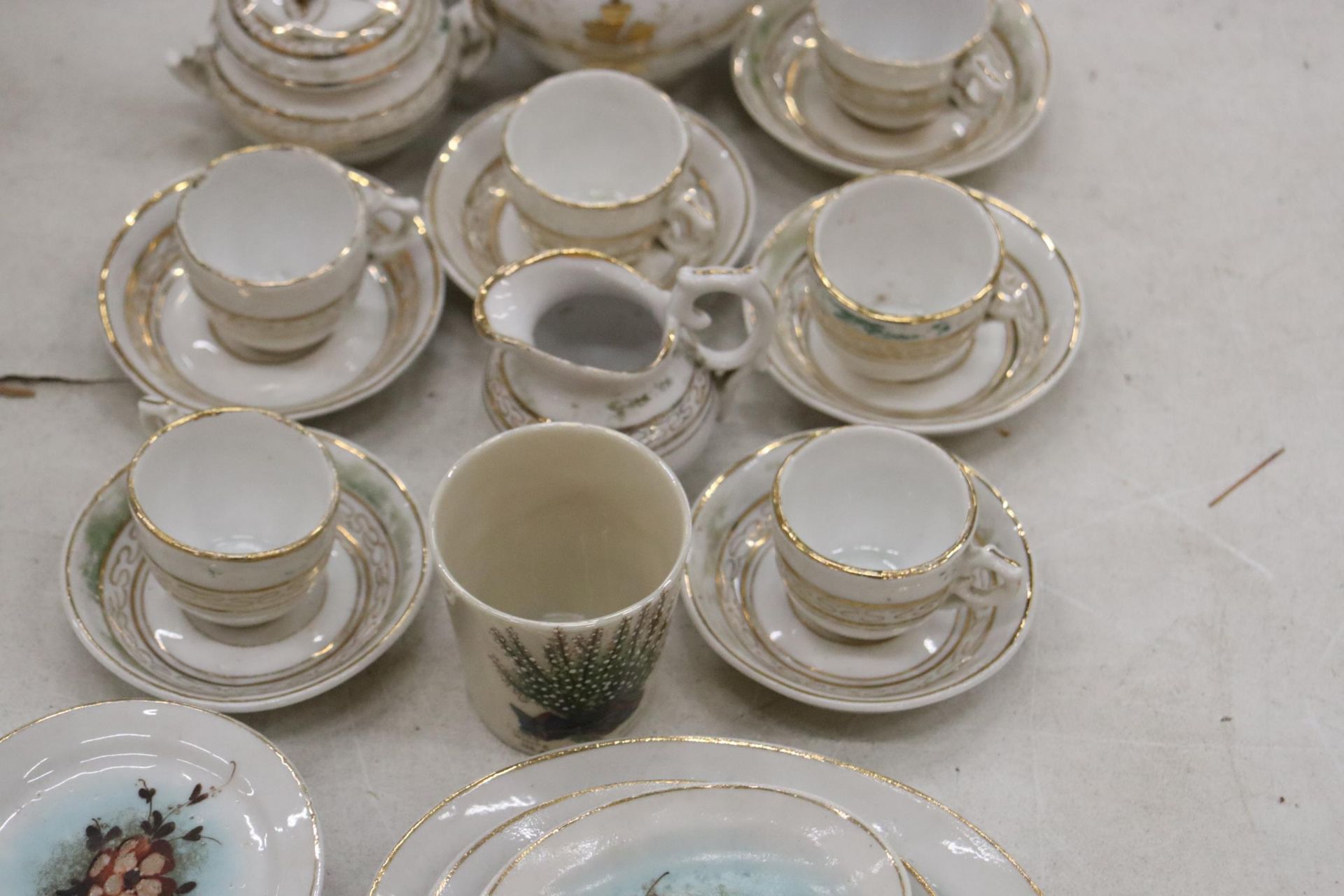 A VINTAGE DOLL'S TEASET AND DINNER SERVICE TO INCLUDE PLATES, CUPS, SAUCERS, TEAPOT, ETC - Image 9 of 10